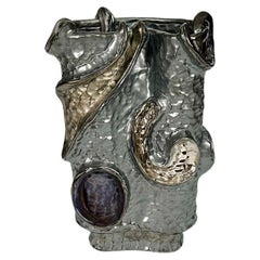 Vase sculptural en céramique aux glaçures métalliques de Sean Gerstley