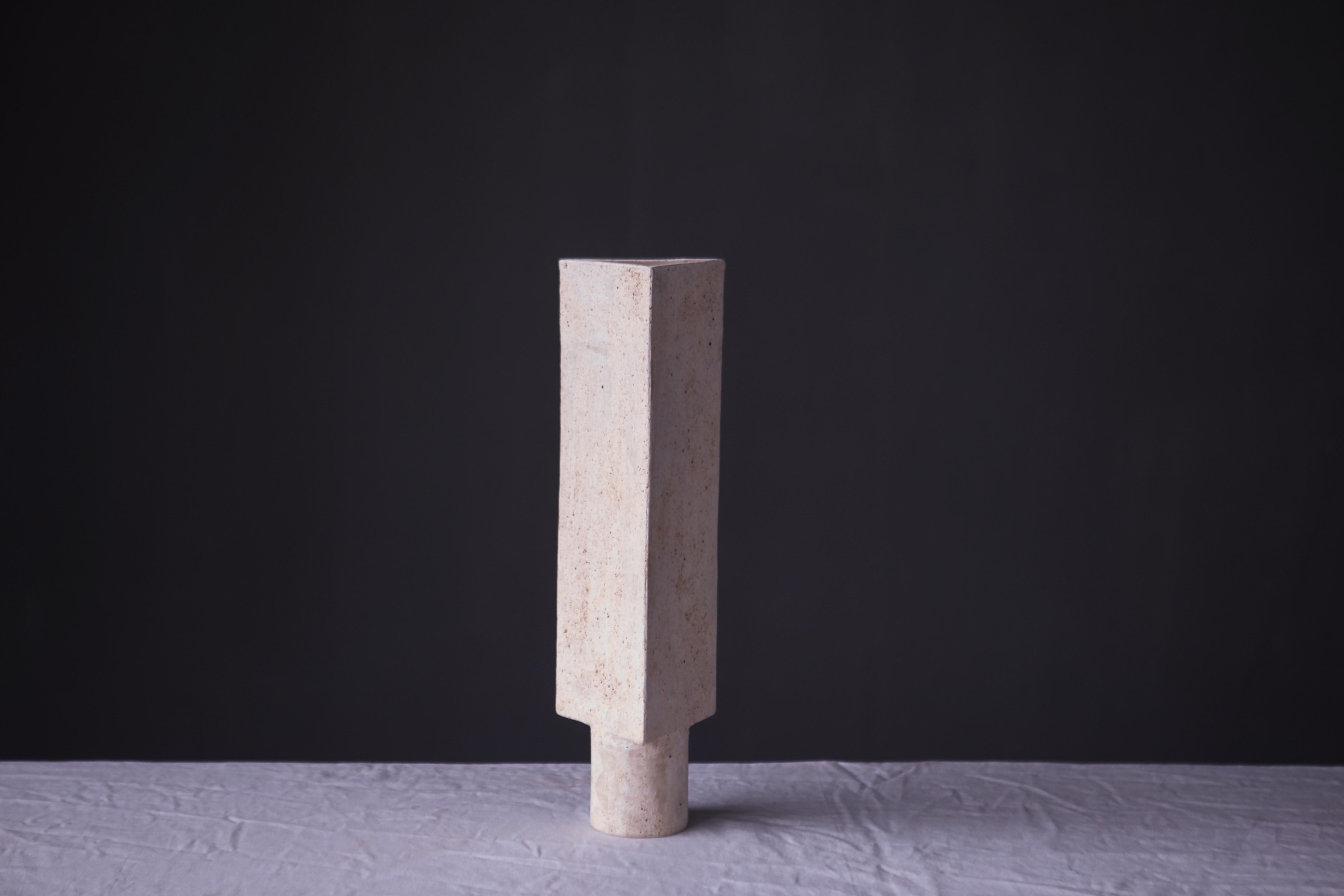 Skulpturale Keramikvasen (Set aus 3)-  Texturierte beige Oberfläche, Minimalismus-Design (Chinesisch) im Angebot