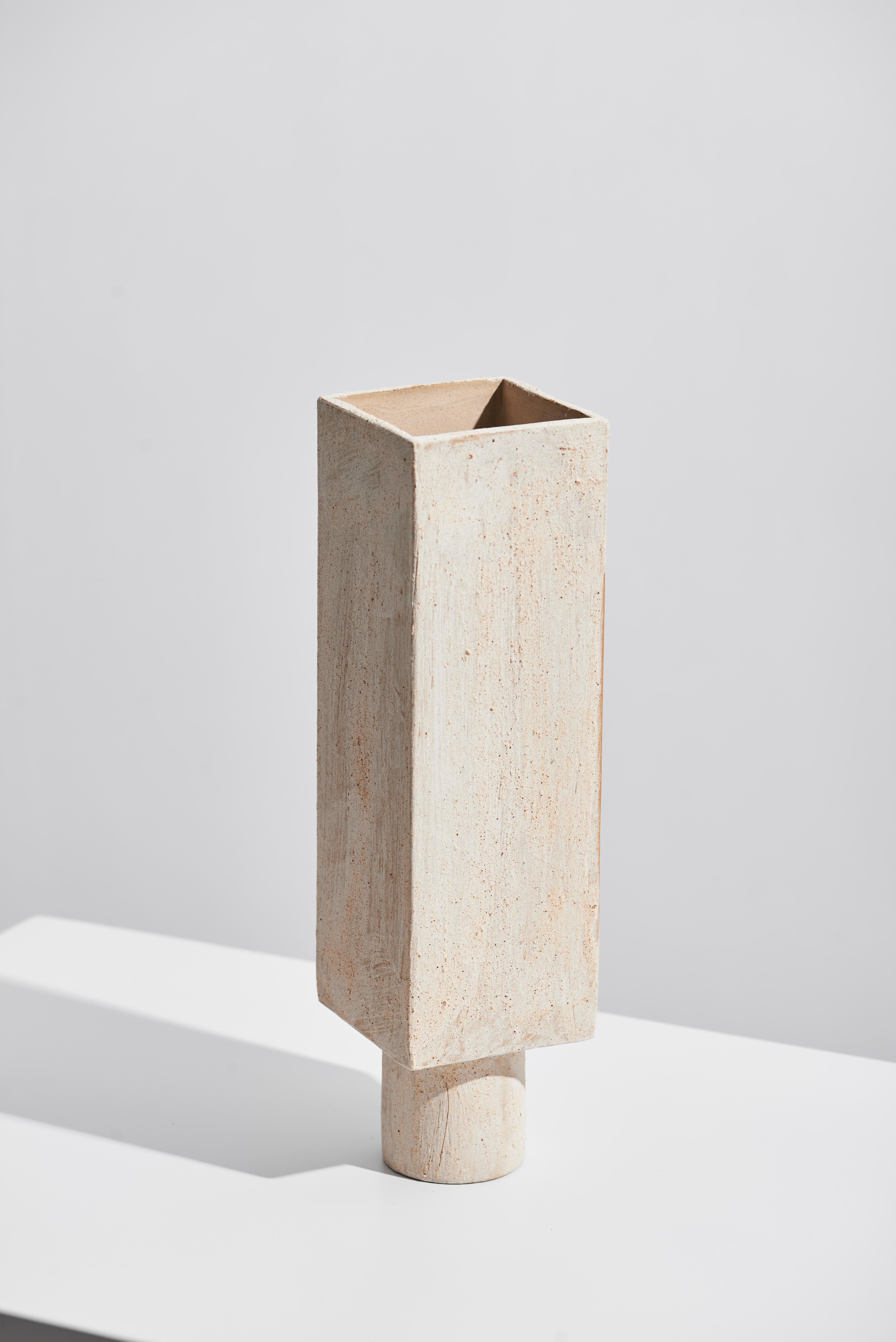 Skulpturale Keramikvasen (Set aus 3)-  Texturierte beige Oberfläche, Minimalismus-Design im Zustand „Neu“ im Angebot in 景德镇市, CN