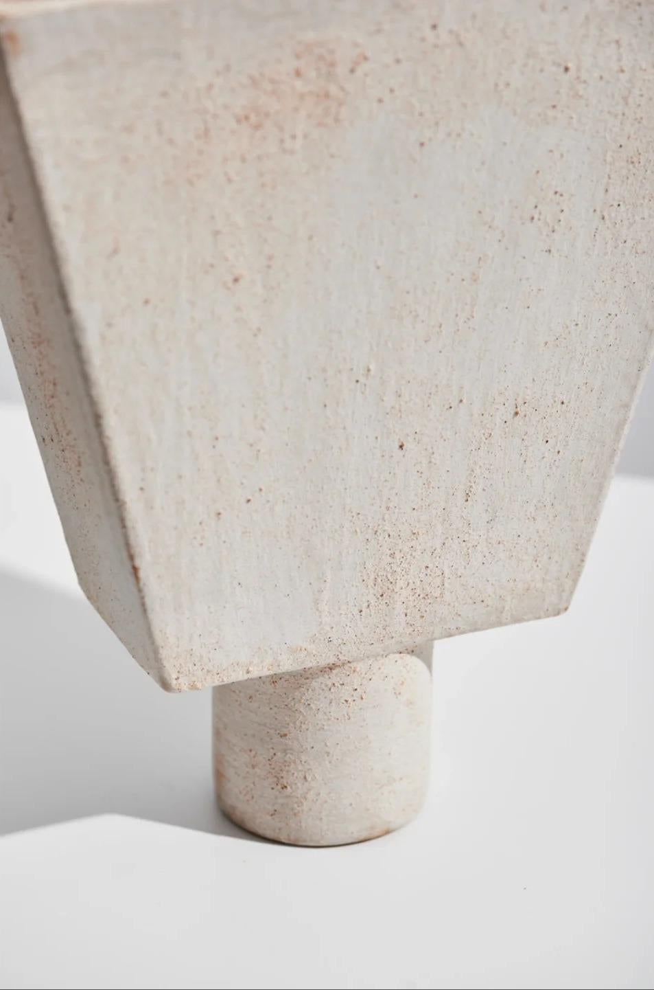 Skulpturale Keramikvasen (Set aus 3)-  Texturierte beige Oberfläche, Minimalismus-Design im Angebot 1