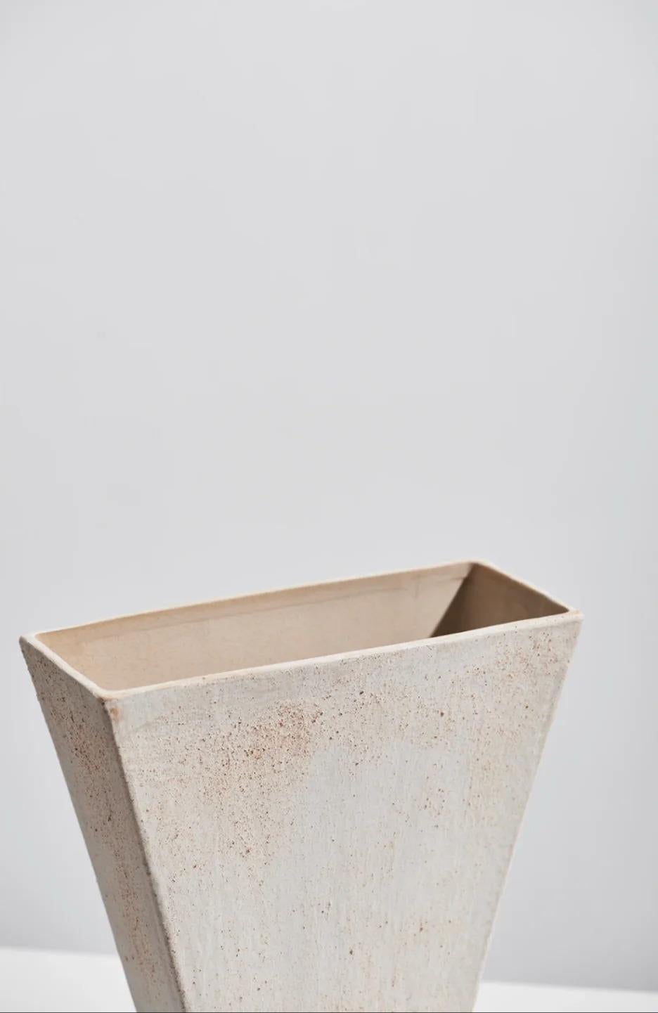 Skulpturale Keramikvasen (Set aus 3)-  Texturierte beige Oberfläche, Minimalismus-Design im Angebot 2
