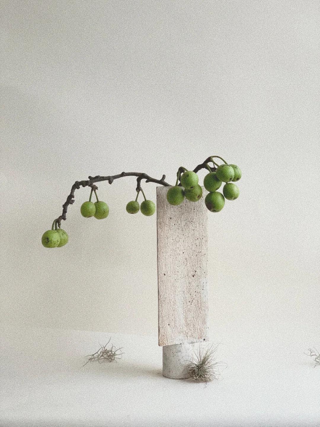 Skulpturale Keramikvasen (Set aus 3)-  Texturierte beige Oberfläche, Minimalismus-Design im Angebot 3