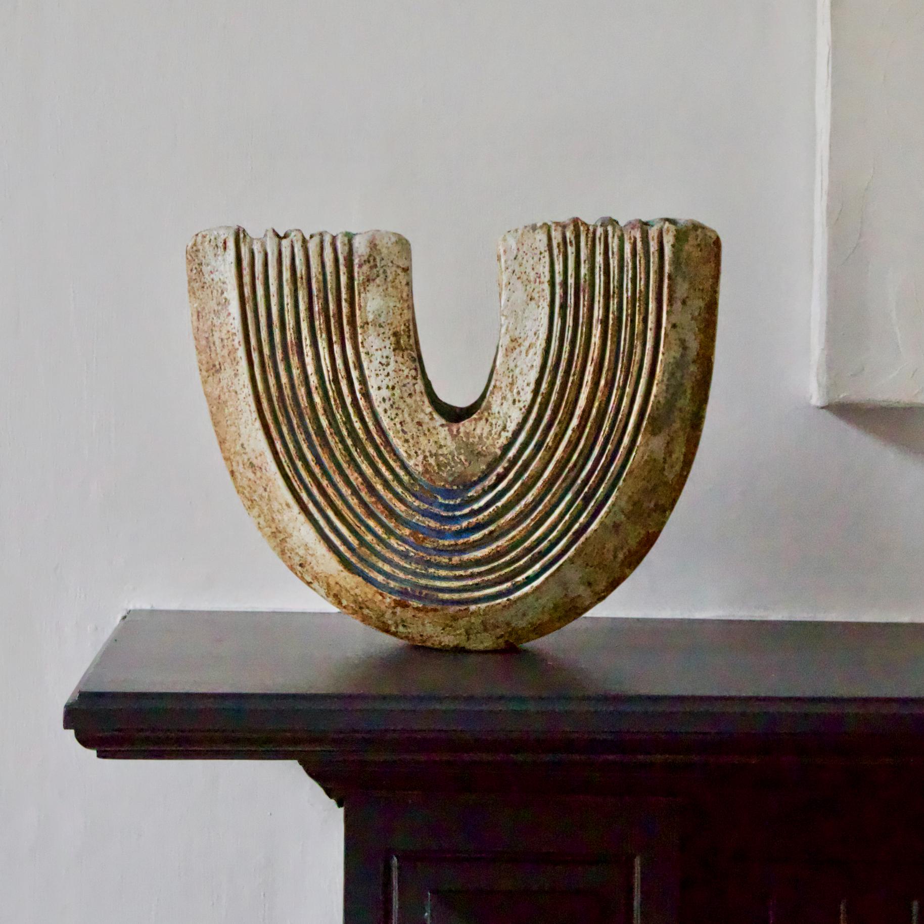 Un grand récipient sculptural en céramique du potier britannique Alan Wallwork (1931 à 2016). 

Le récipient a une forme de croissant rainuré dans des tons bruns neutres, avec une glaçure turquoise à l'intérieur. Il est en très bon état vintage avec