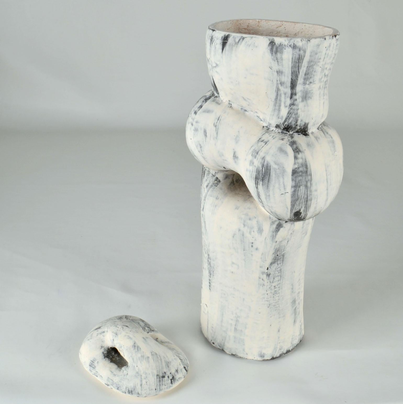 Ceramica Vaso scultoreo in ceramica con coperchio di Dutch Schalling in vendita