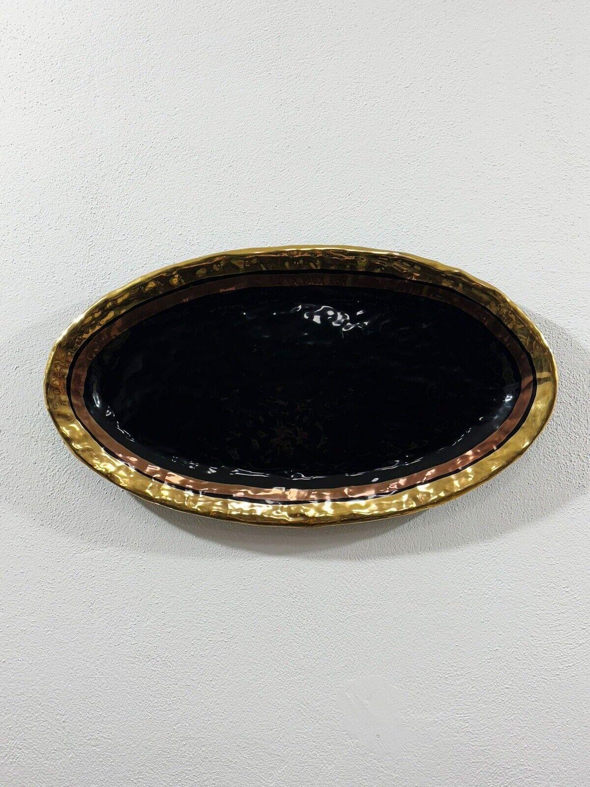 Vi presentiamo un piatto scultoreo degli anni '80,

in ceramica policroma dipinta a mano.



Altezza 44 cm

Larghezza 77 cm



L'articolo è in ottime condizioni conservative, non vi è alcun difetto estetico o strutturale da segnalare, solo lievi ed