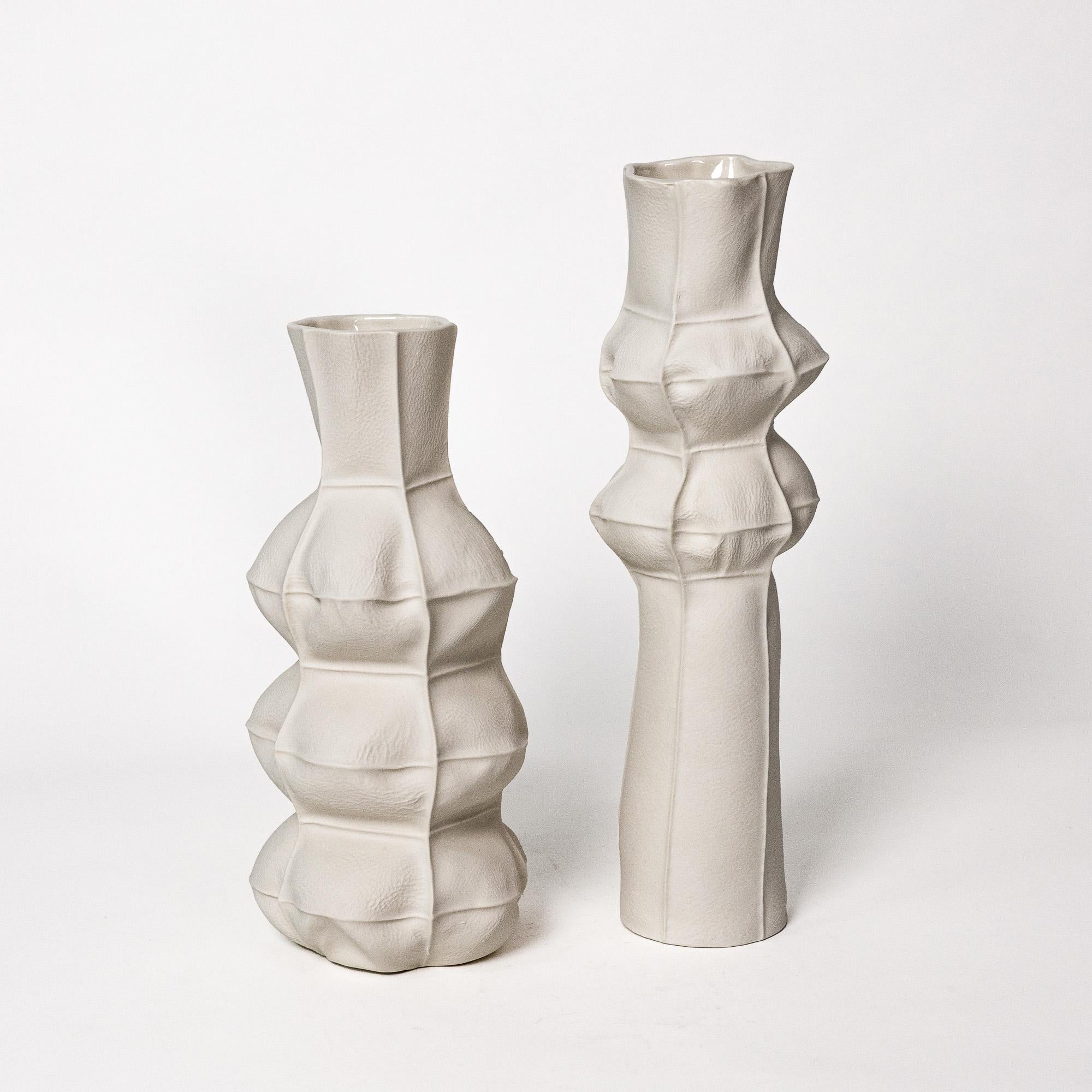 Moderno Vaso scultoreo in ceramica bianca Kawa Vase 2/set, tattile, alto, porcellana fusa in pelle in vendita
