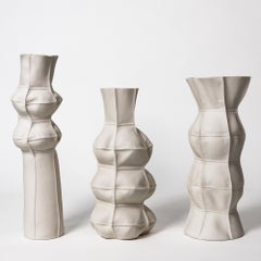Skulpturale Keramik Weiß Kawa Vase 3er-Set, taktil, hoch, Porzellan mit Lederguss