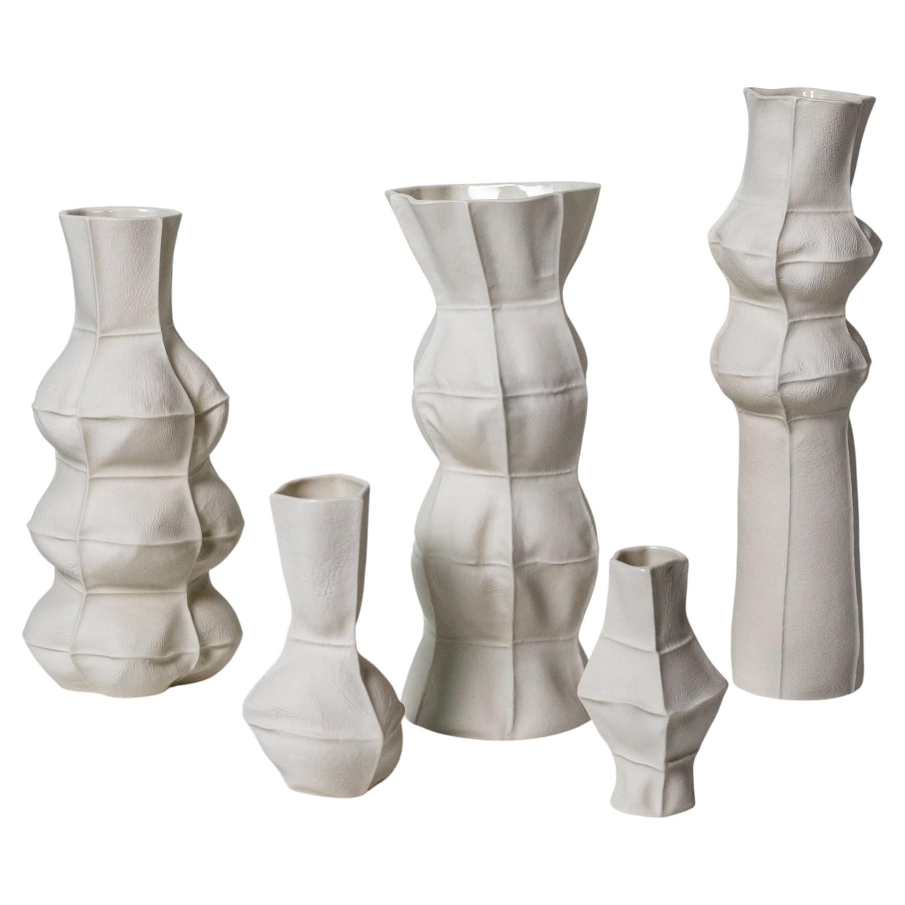 Skulpturale weiße Kawa-Vase aus Keramik, 5er-Set, Bio-Lederguss-Porzellan im Angebot