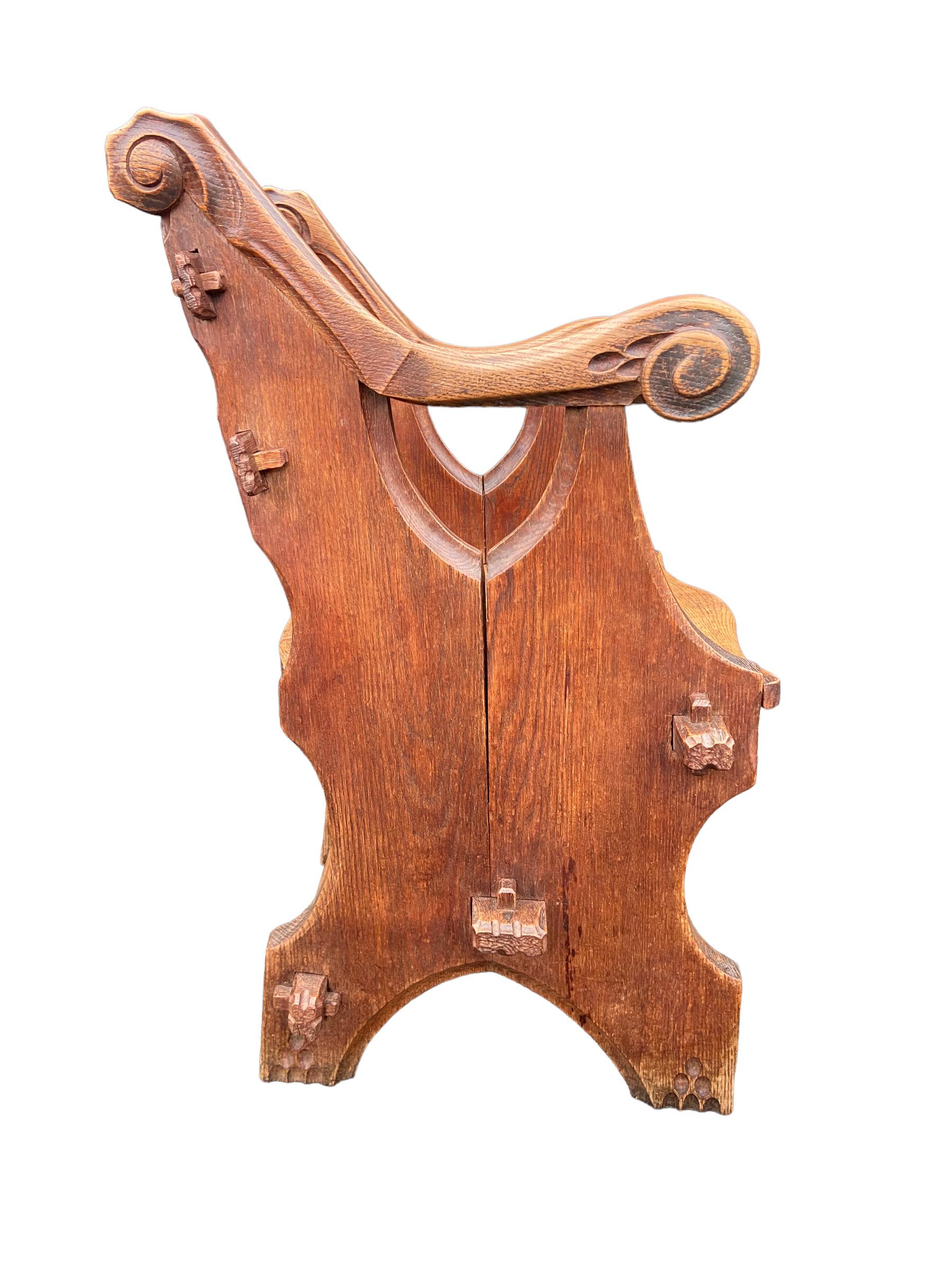 Skulpturaler Stuhl aus Eichenholz, hergestellt in den Niederlanden um 1930. Dieses schwere Stück holländischen Designs ist in einem guten Zustand, weist aber Altersspuren auf.

Maße: Sitzhöhe 45 cm, Höhe 90 cm, Breite 66 cm, Tiefe 50 cm.