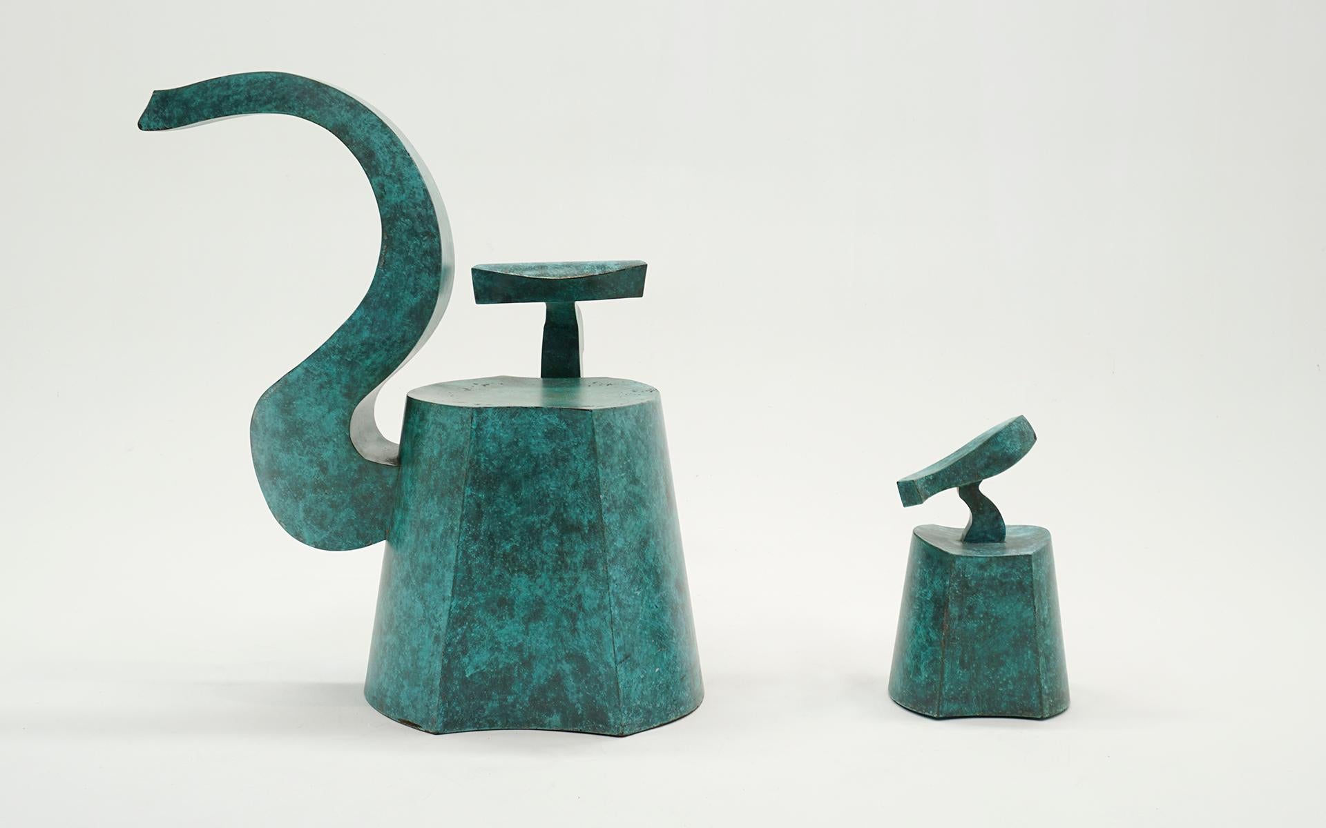 Skulpturaler Stuhl und Hocker von Jim Cole, 1990er-Jahre.  Post Modern. (Patiniert) im Angebot