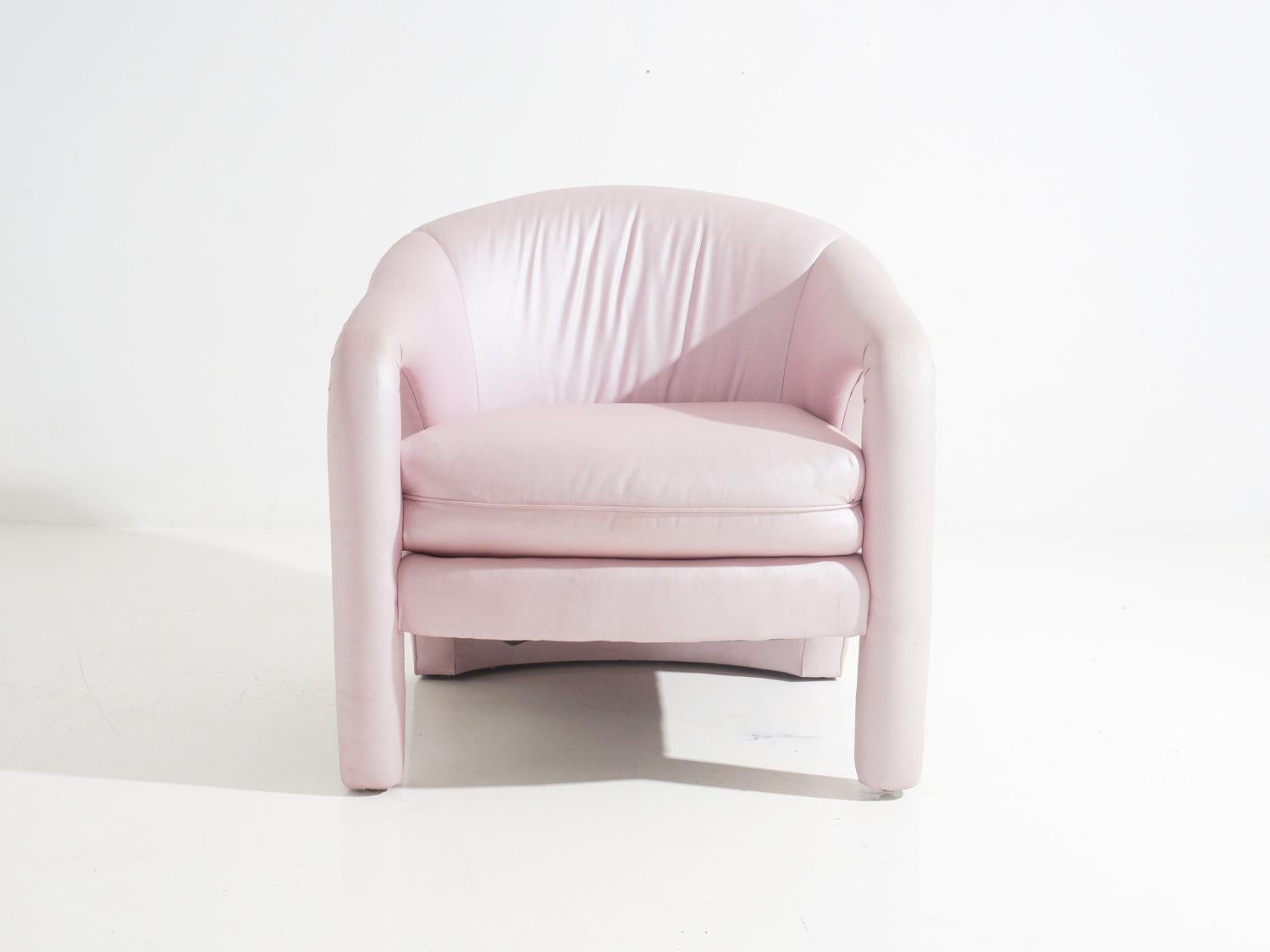 Adoptez l'art d'être bien assis avec cette chaise aussi charmante que confortable, et laissez votre salon devenir une galerie de sophistication postmoderne !

- 28 