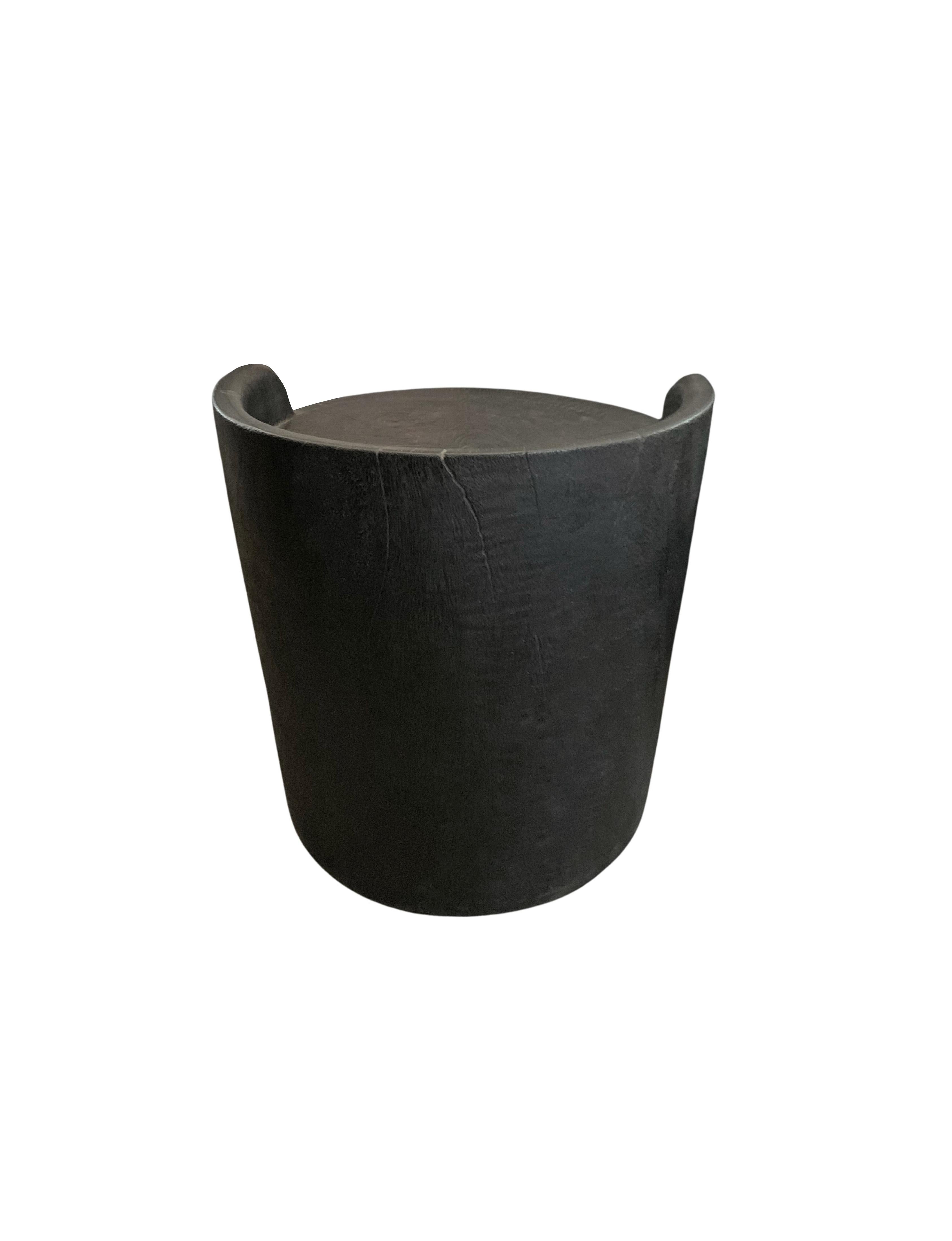 Indonesiano Sedia scultorea scolpita in legno massiccio di mango con finitura bruciata Moderna organica in vendita