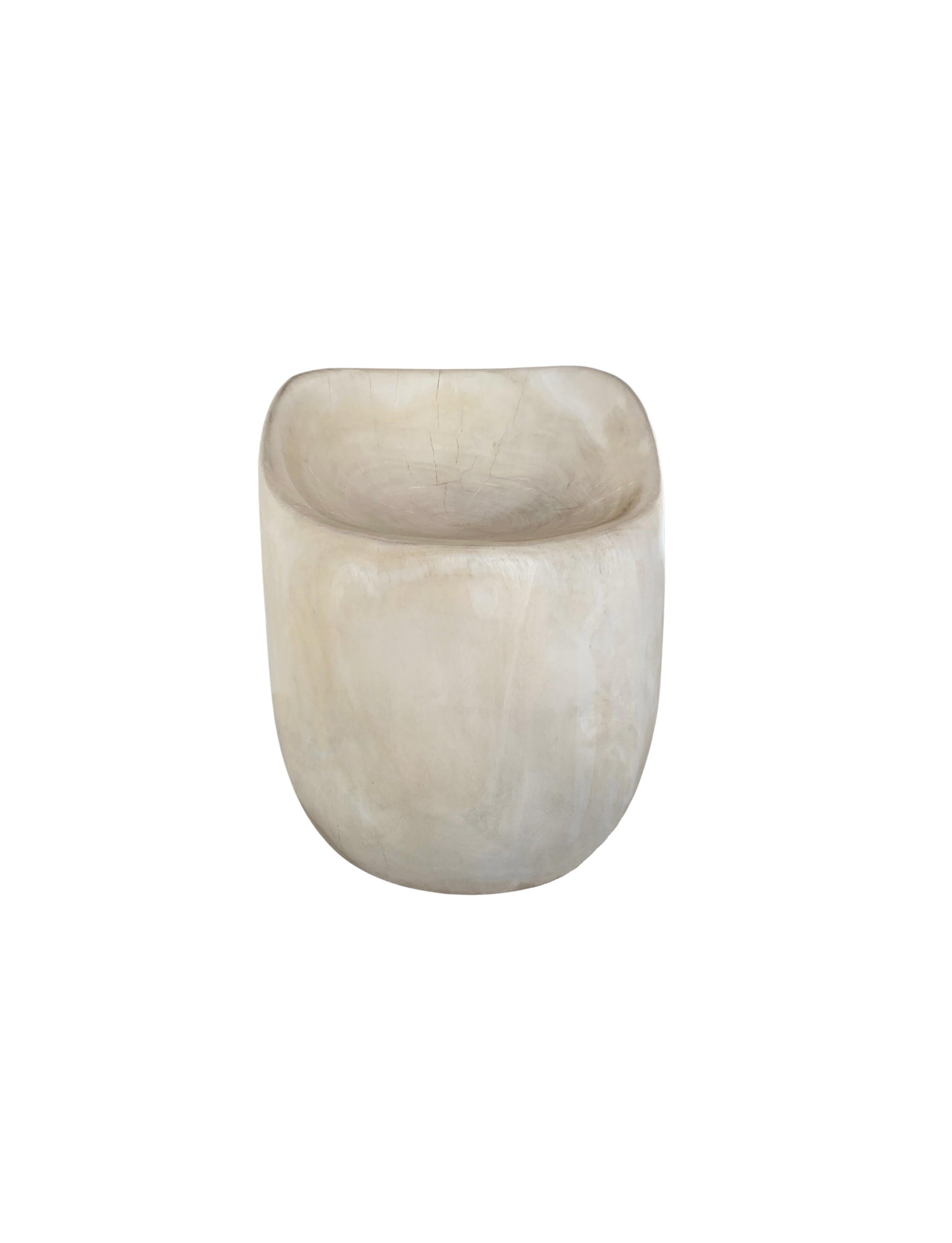 Une chaise merveilleusement sculpturale ressemblant à un œuf avec une assise et un dossier parfaitement formés, offrant à la fois confort et élégance. Son pigment neutre et sa subtile texture de bois en font un produit parfait pour tout espace. Pour