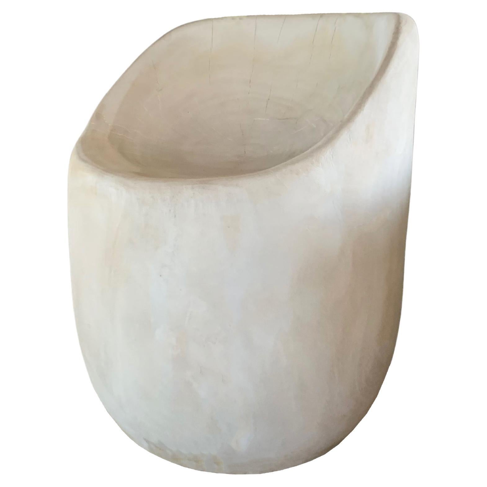 Skulpturaler Stuhl aus massivem Mangoholz, modern und organisch geschnitzt