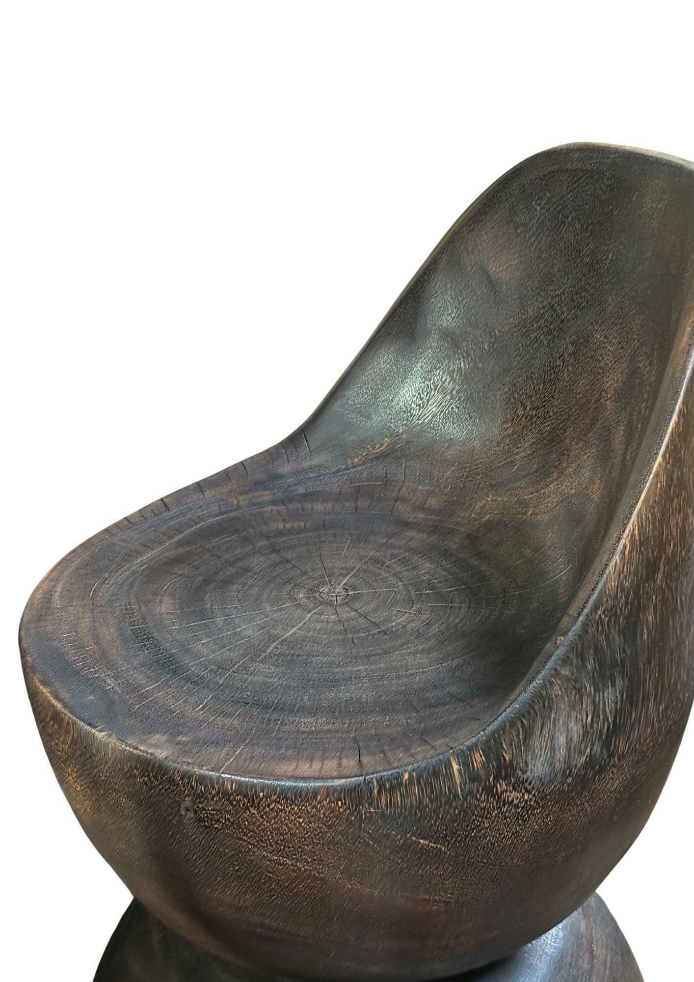 Skulpturaler Stuhl aus massivem Suarholz geschnitzt Modern Organic, Espresso Finish (Organische Moderne) im Angebot