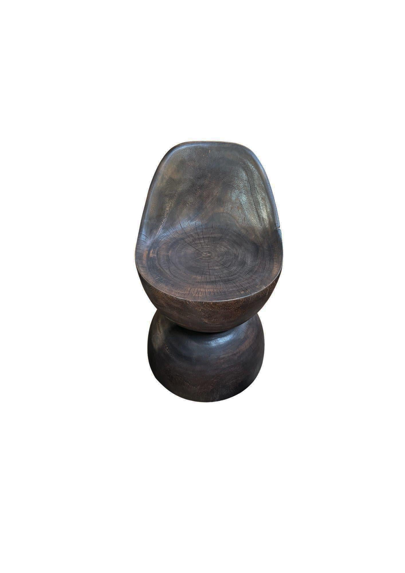 Skulpturaler Stuhl aus massivem Suarholz geschnitzt Modern Organic, Espresso Finish (21. Jahrhundert und zeitgenössisch) im Angebot