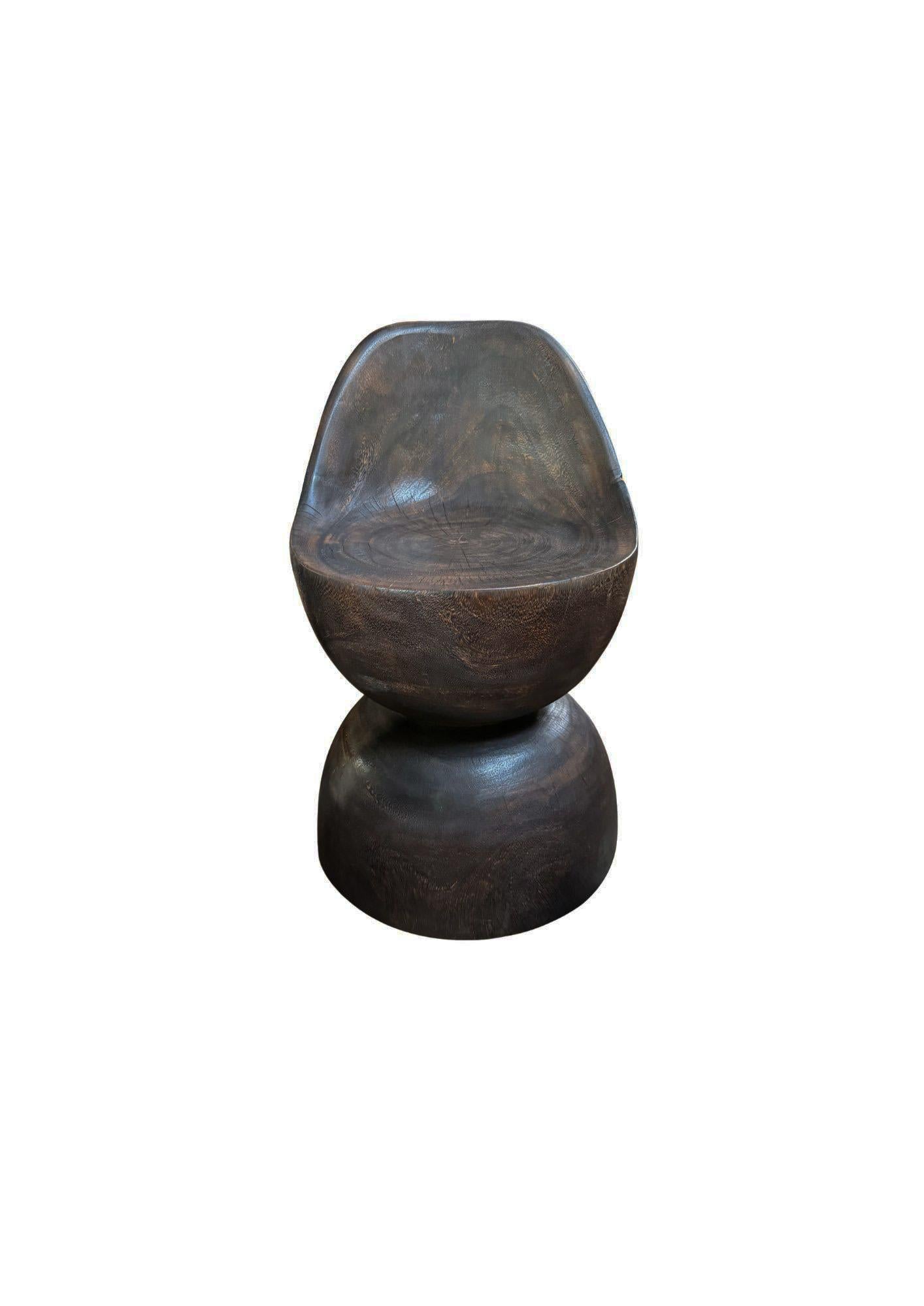 Skulpturaler Stuhl aus massivem Suarholz geschnitzt Modern Organic, Espresso Finish (Obstholz) im Angebot