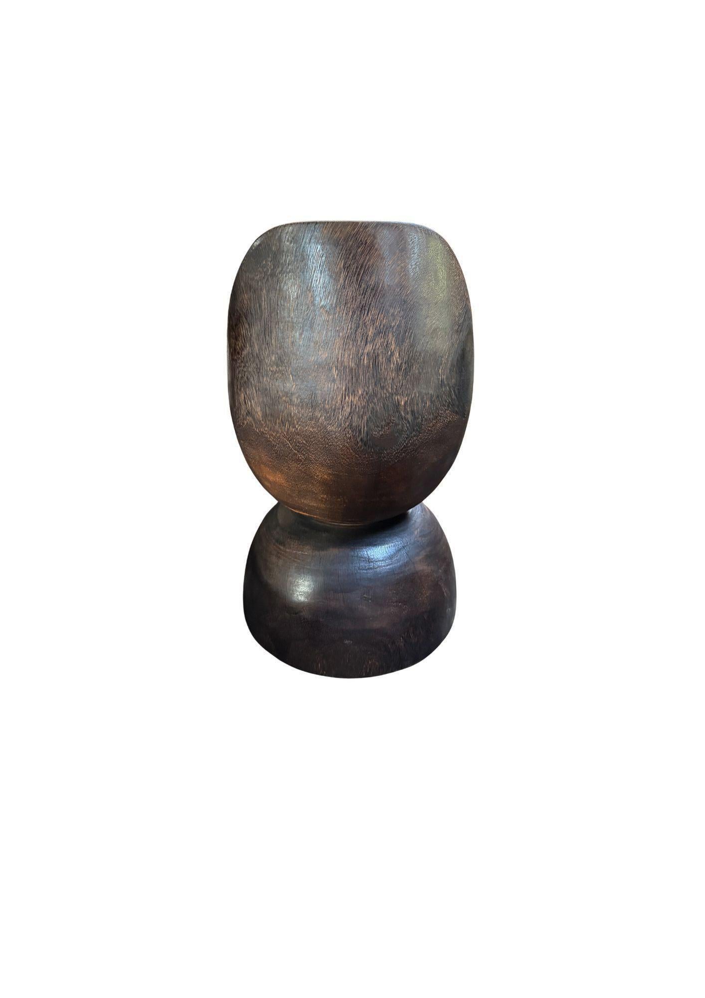 Skulpturaler Stuhl aus massivem Suarholz geschnitzt Modern Organic, Espresso Finish im Angebot 1