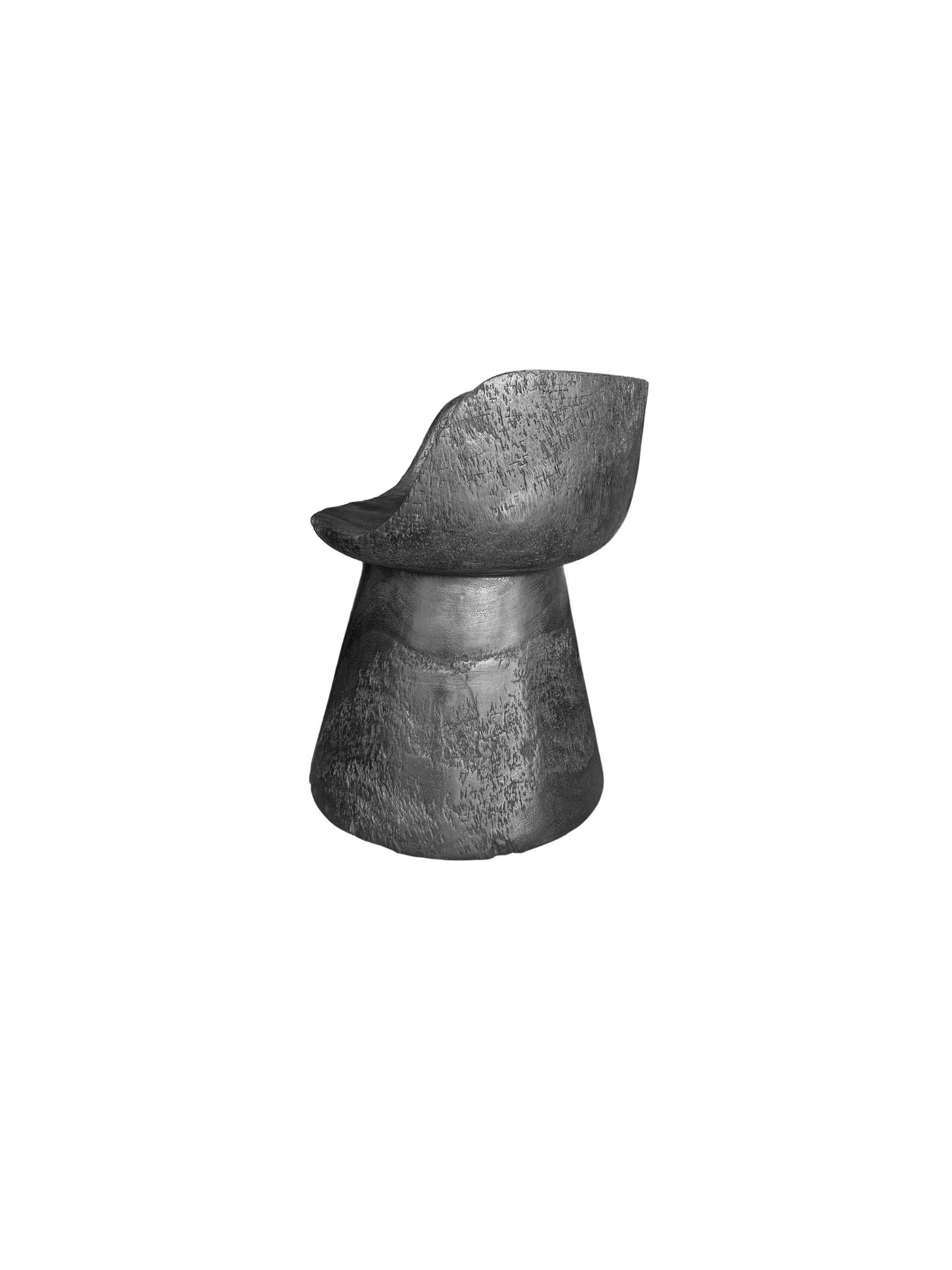 Skulpturaler Stuhl aus massivem Suarholz, geschnitzt, modern, organisch und organisch (Indonesisch) im Angebot