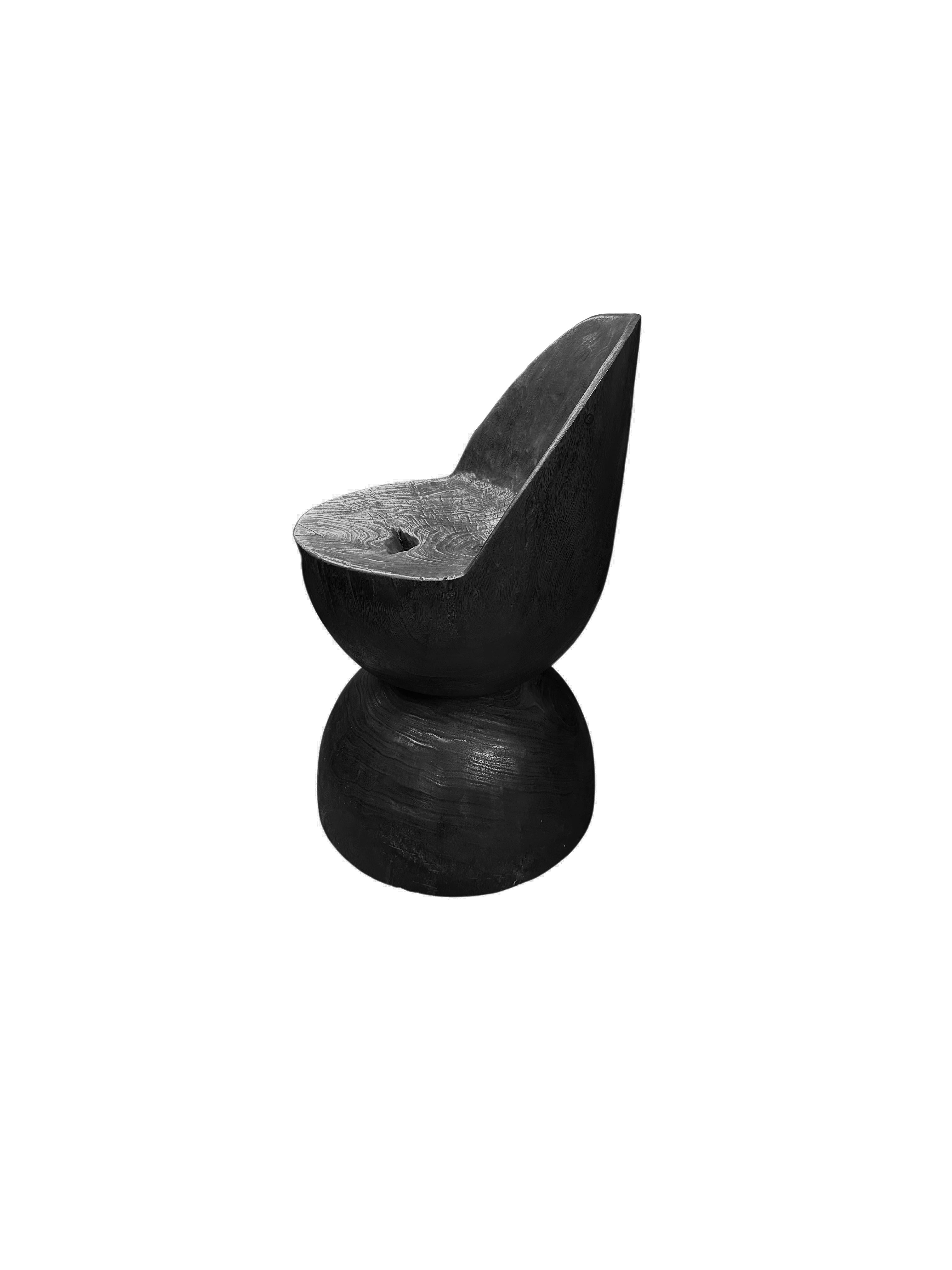 Indonésien Chaise sculpturale en bois de poirier massif moderne et organique en vente