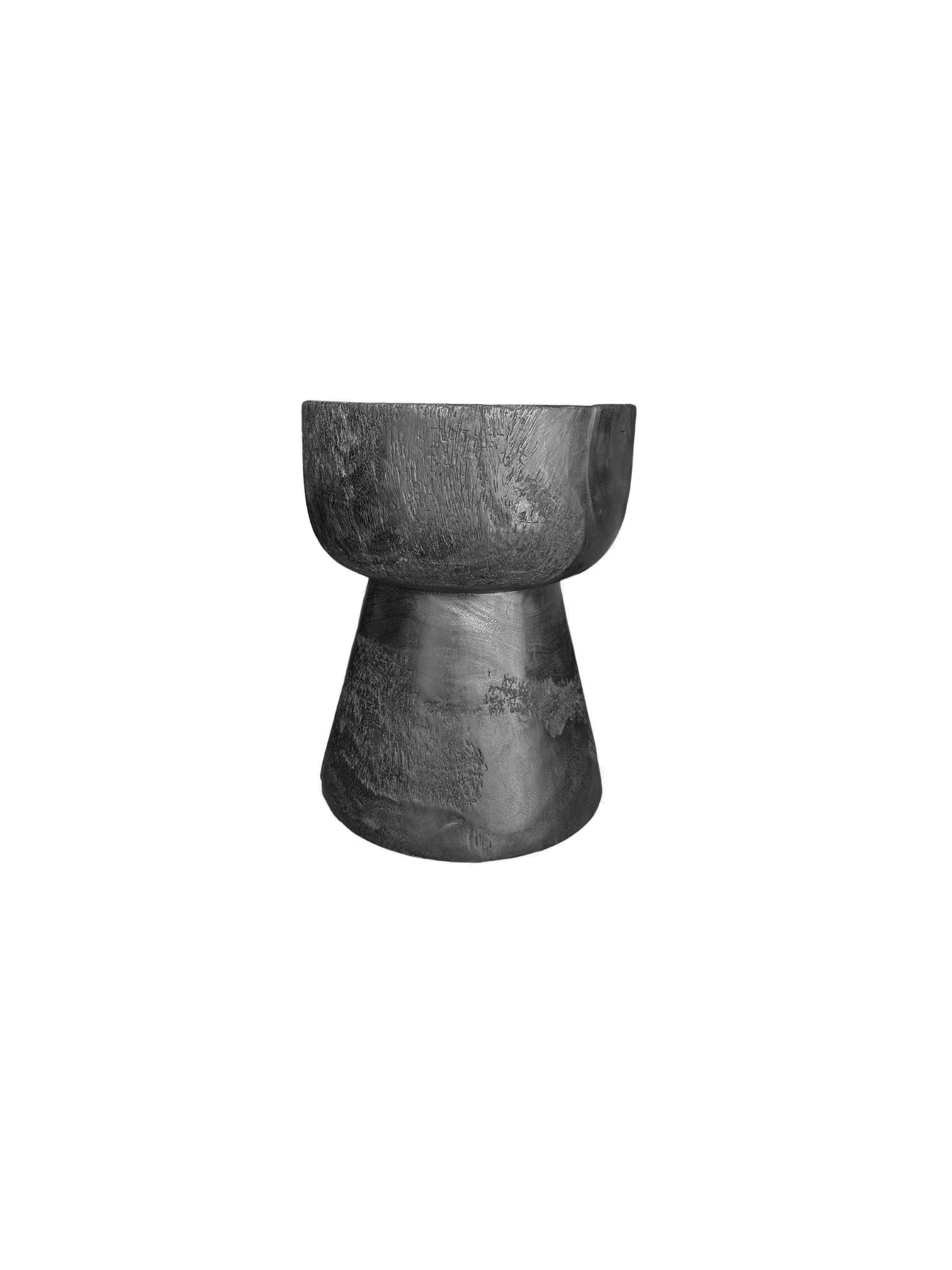 Skulpturaler Stuhl aus massivem Suarholz, geschnitzt, modern, organisch und organisch (Handgefertigt) im Angebot