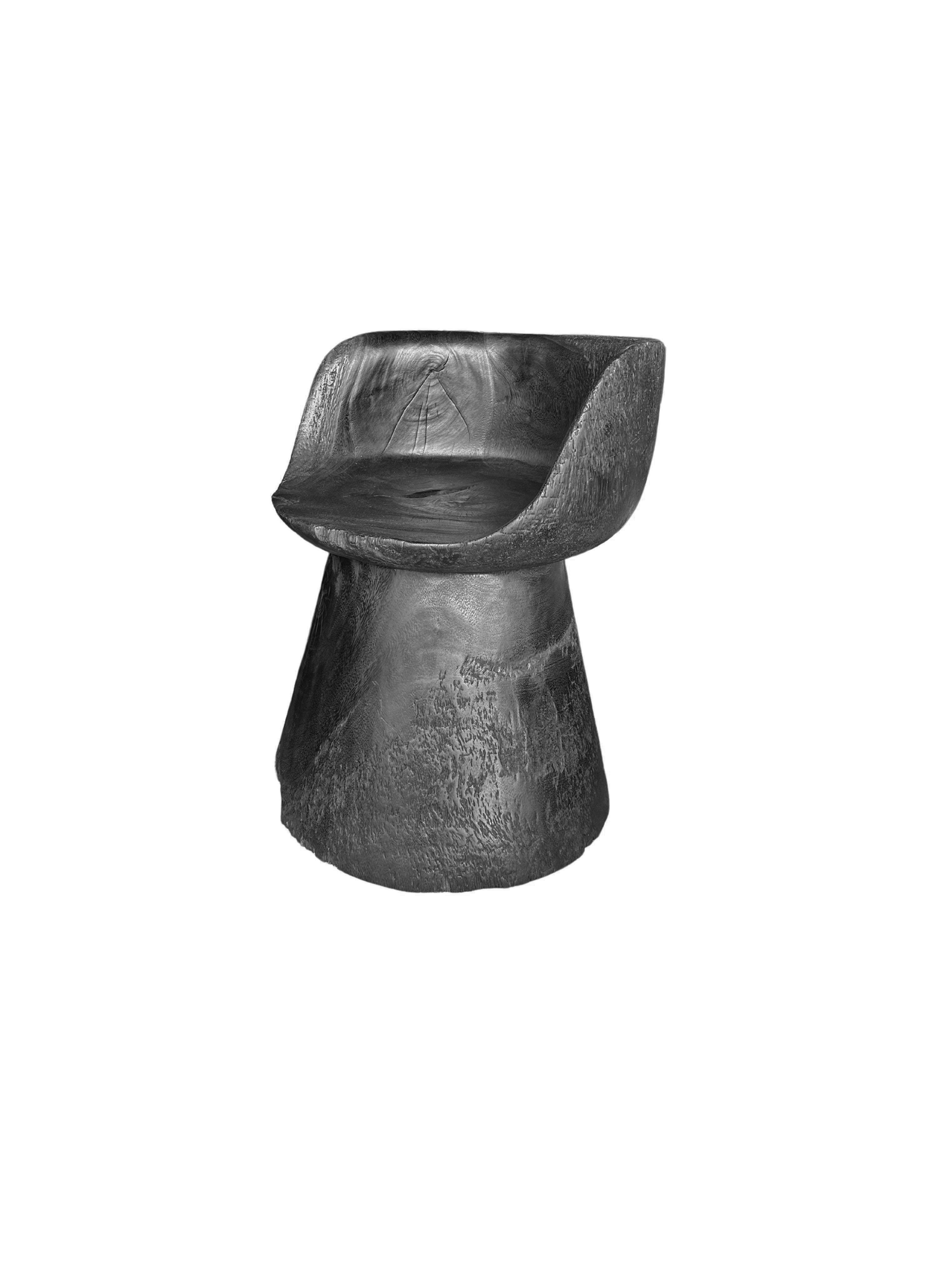 Skulpturaler Stuhl aus massivem Suarholz, geschnitzt, modern, organisch und organisch im Zustand „Neu“ im Angebot in Jimbaran, Bali