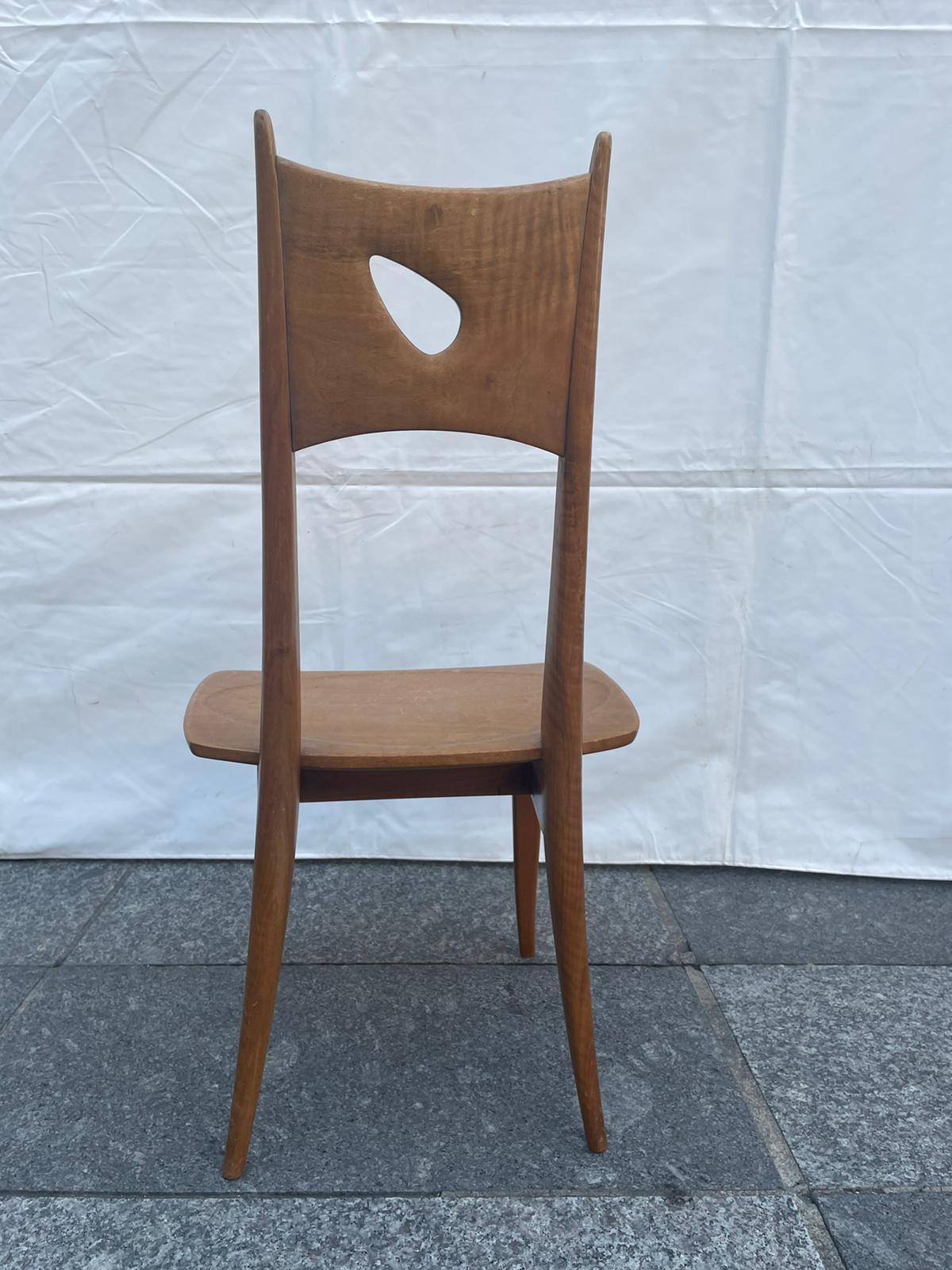 Una sedia scultorea in noce, probabilmente un ordine speciale.