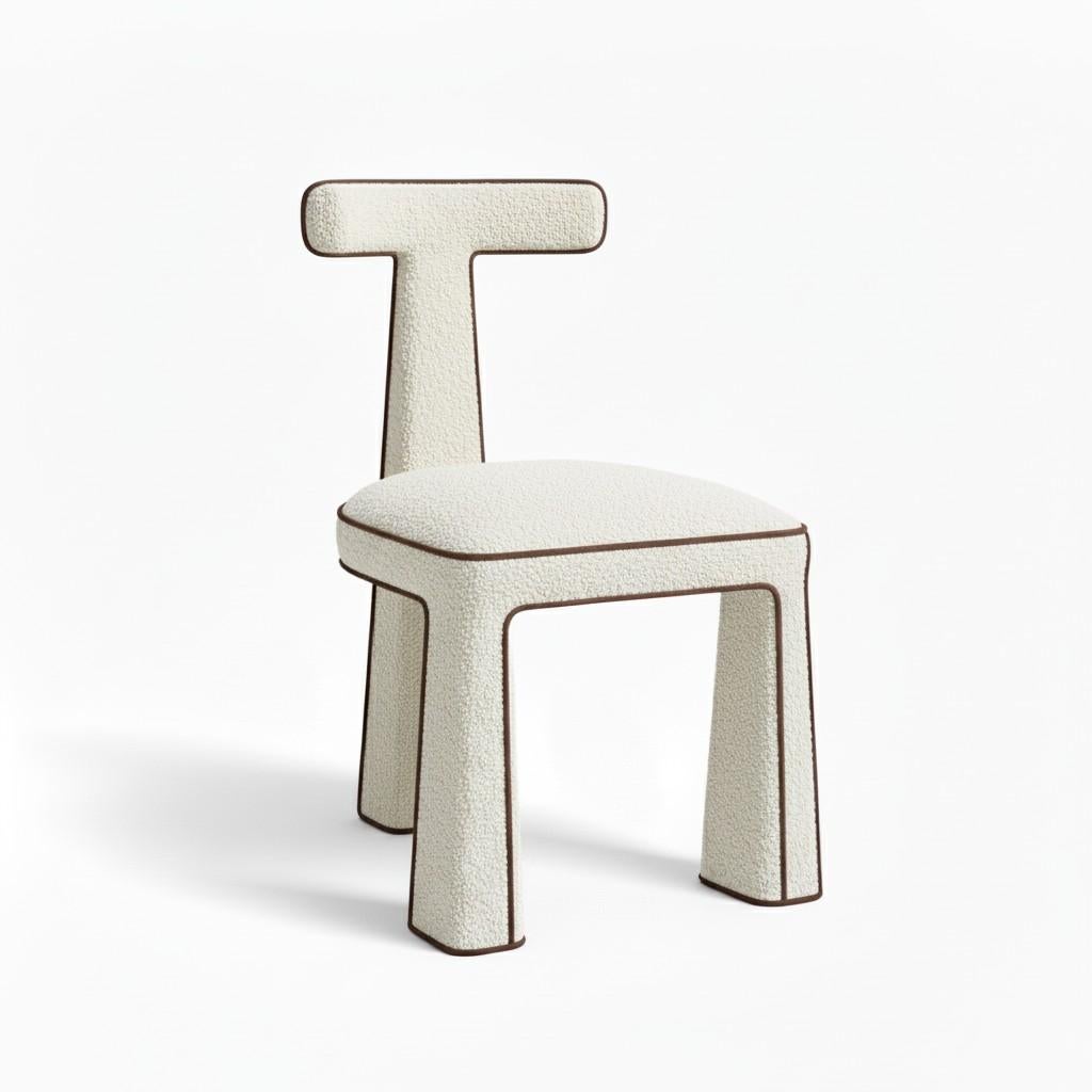 Moderno Sedia scultorea in Bouclé con Silhouette architettonica di Mondo in vendita