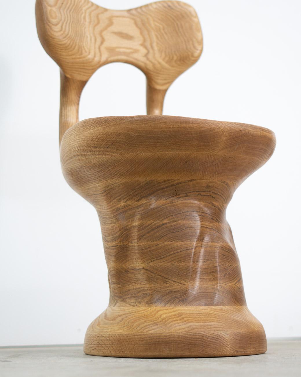 Sedia scultorea in Oak rosso in vendita 2