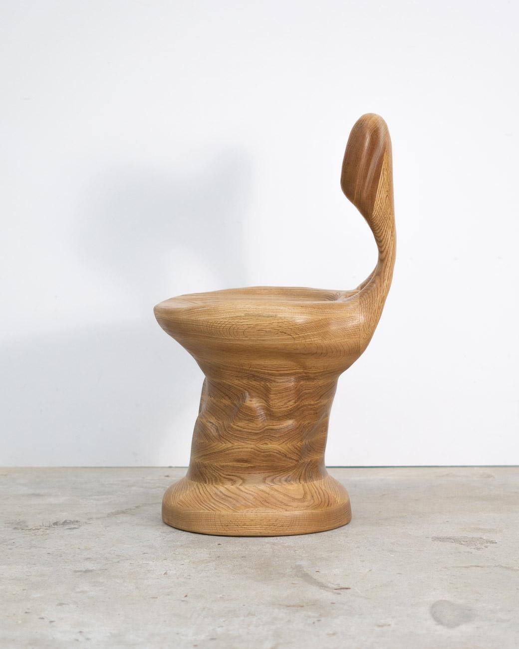 Sedia scultorea in Oak rosso in vendita 3