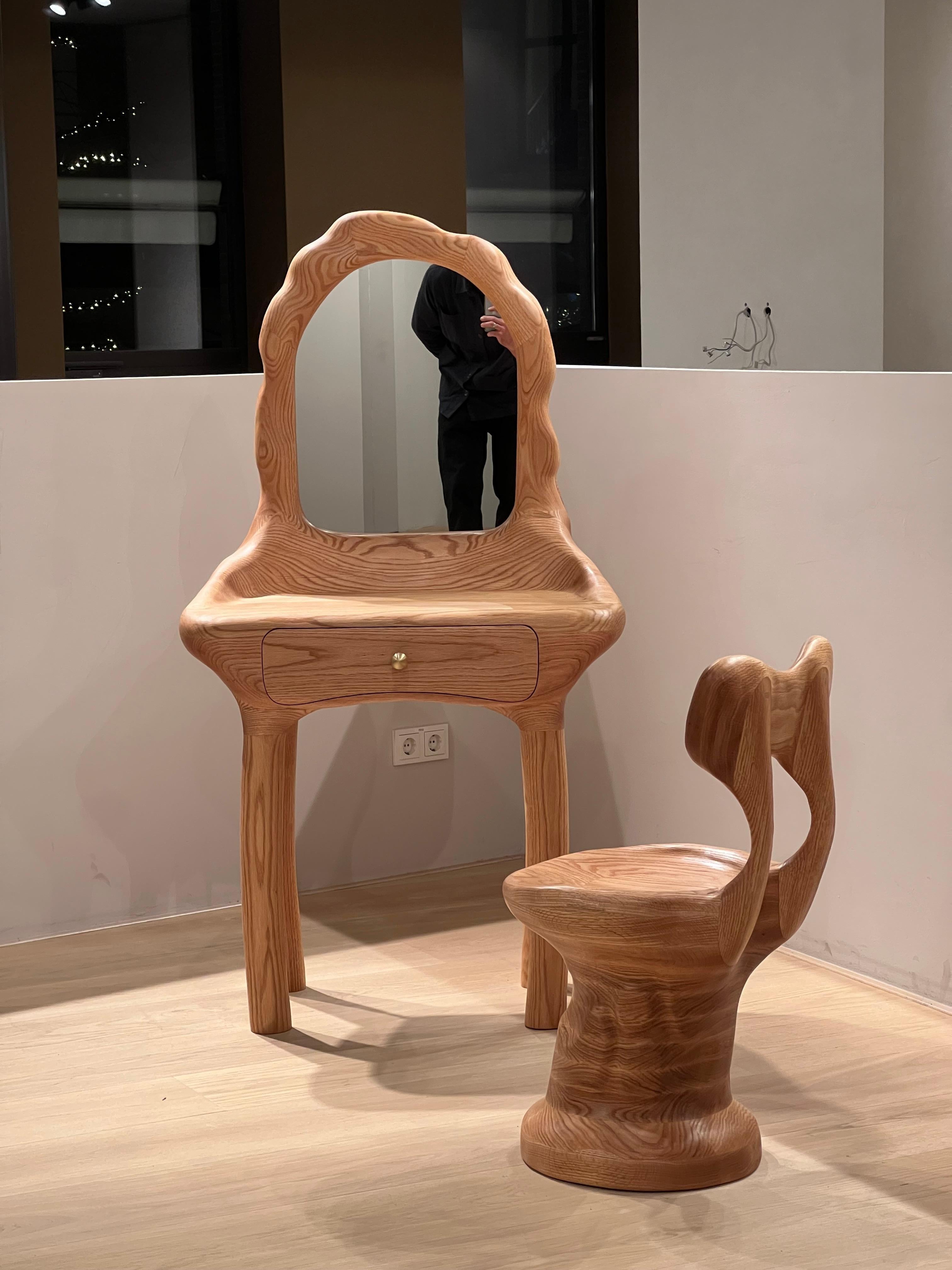 Sedia scultorea in Oak rosso in vendita 4