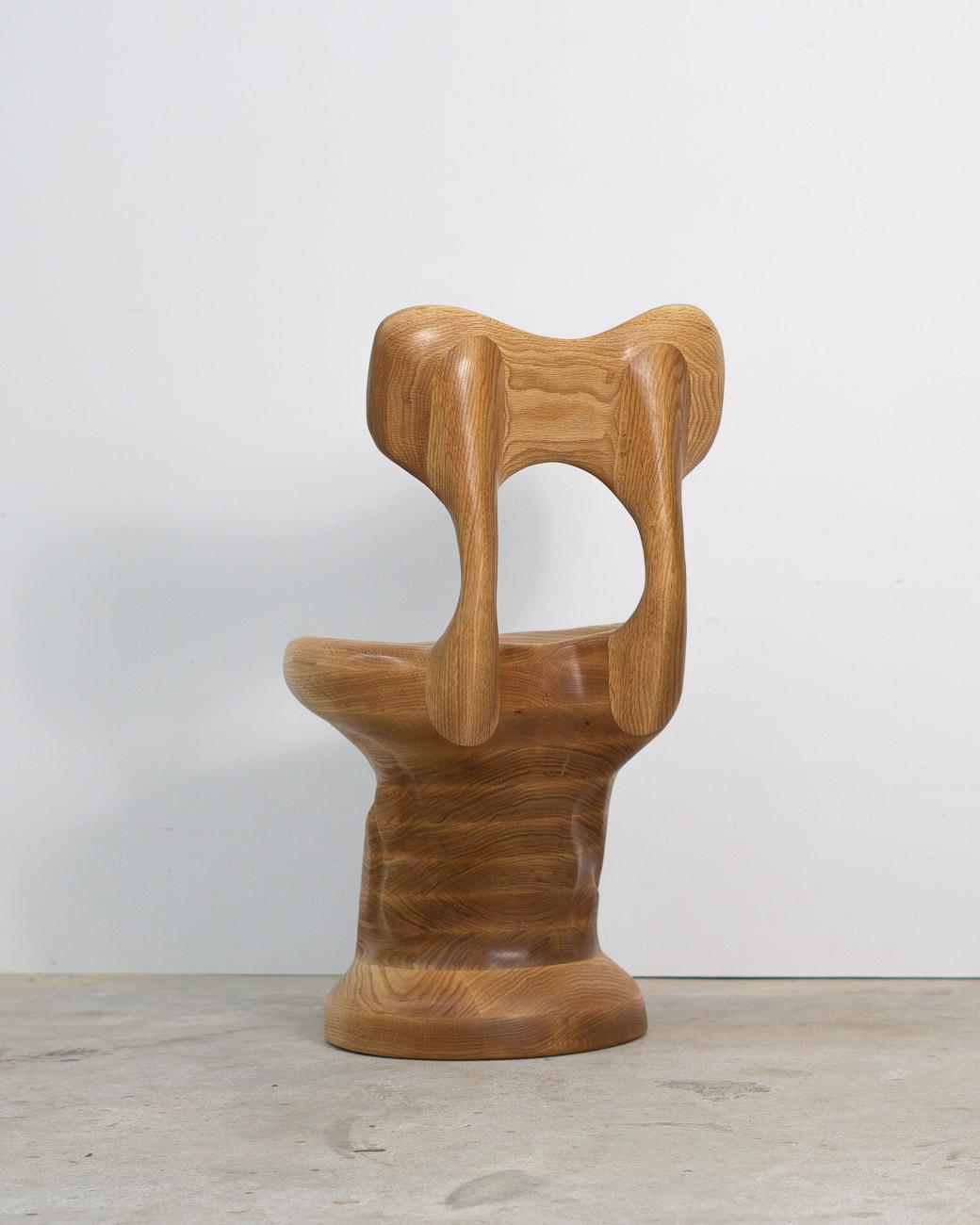 Questa sedia è stata scolpita con vari strumenti manuali, rendendo ogni pezzo unico con il proprio murales scultoreo sulla gamba cilindrica e una caratteristica venatura naturale del legno.

È realizzato in legno di quercia di alta qualità e