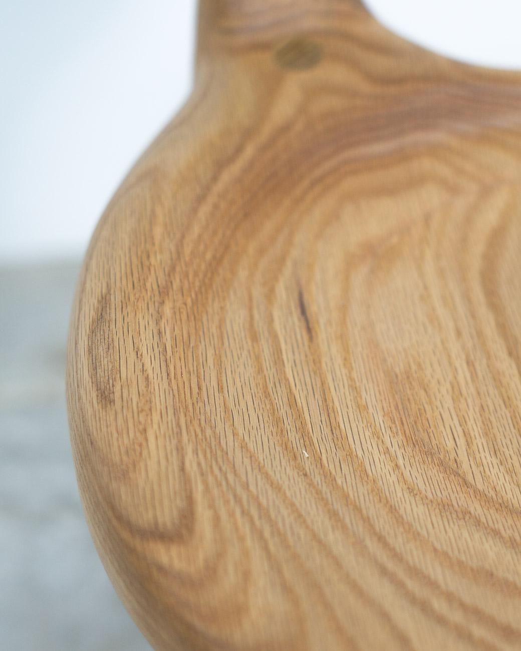 Sedia scultorea in Oak rosso in vendita 1