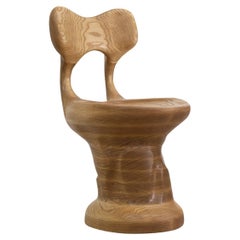 Chaise sculpturale en chêne rouge