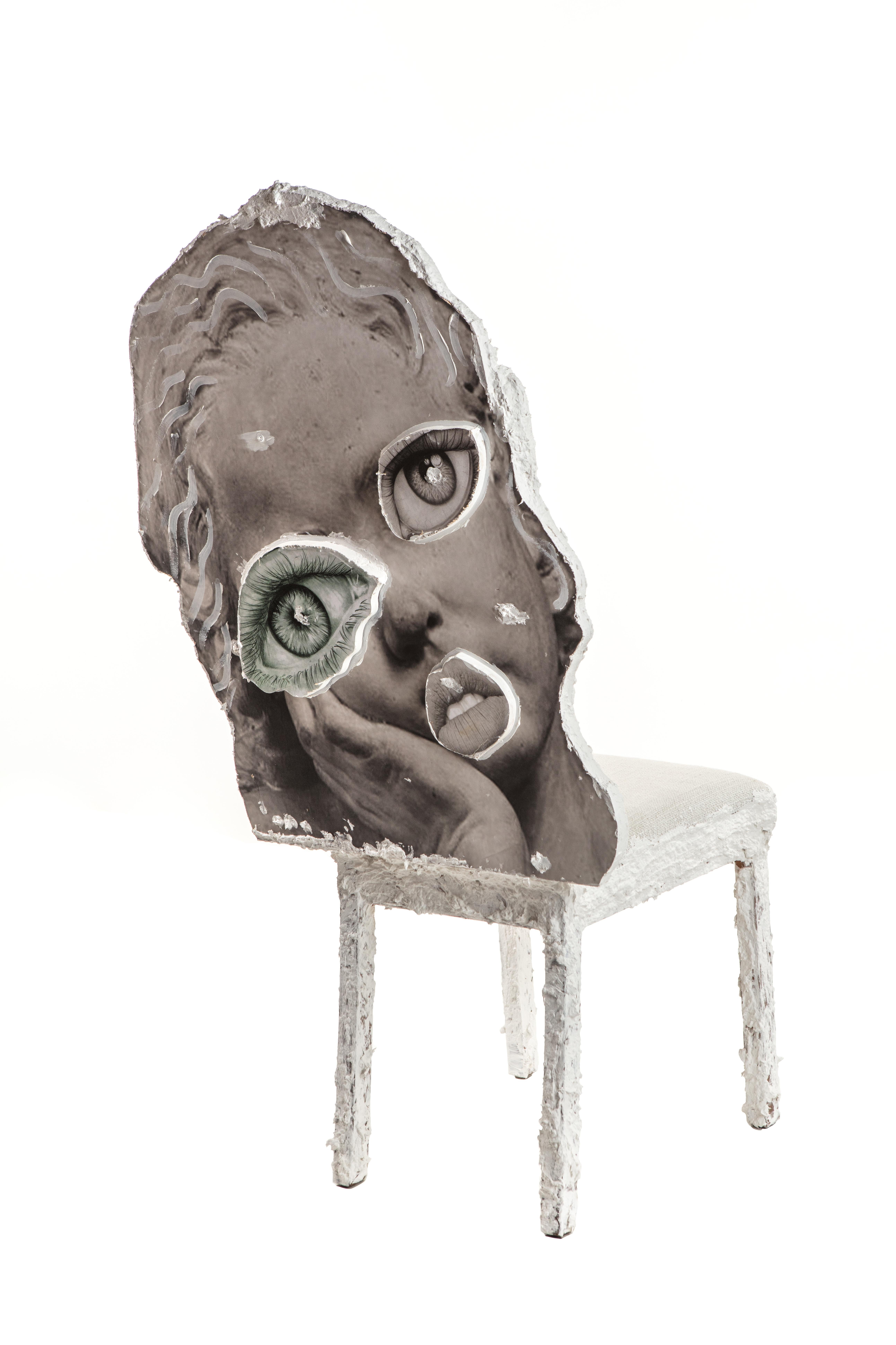 Dies ist ein neues Werk von Mattia Biagi 
Skulpturaler Stuhl mit Gips und Collage auf Holz mit Leinenpolsterung.
   