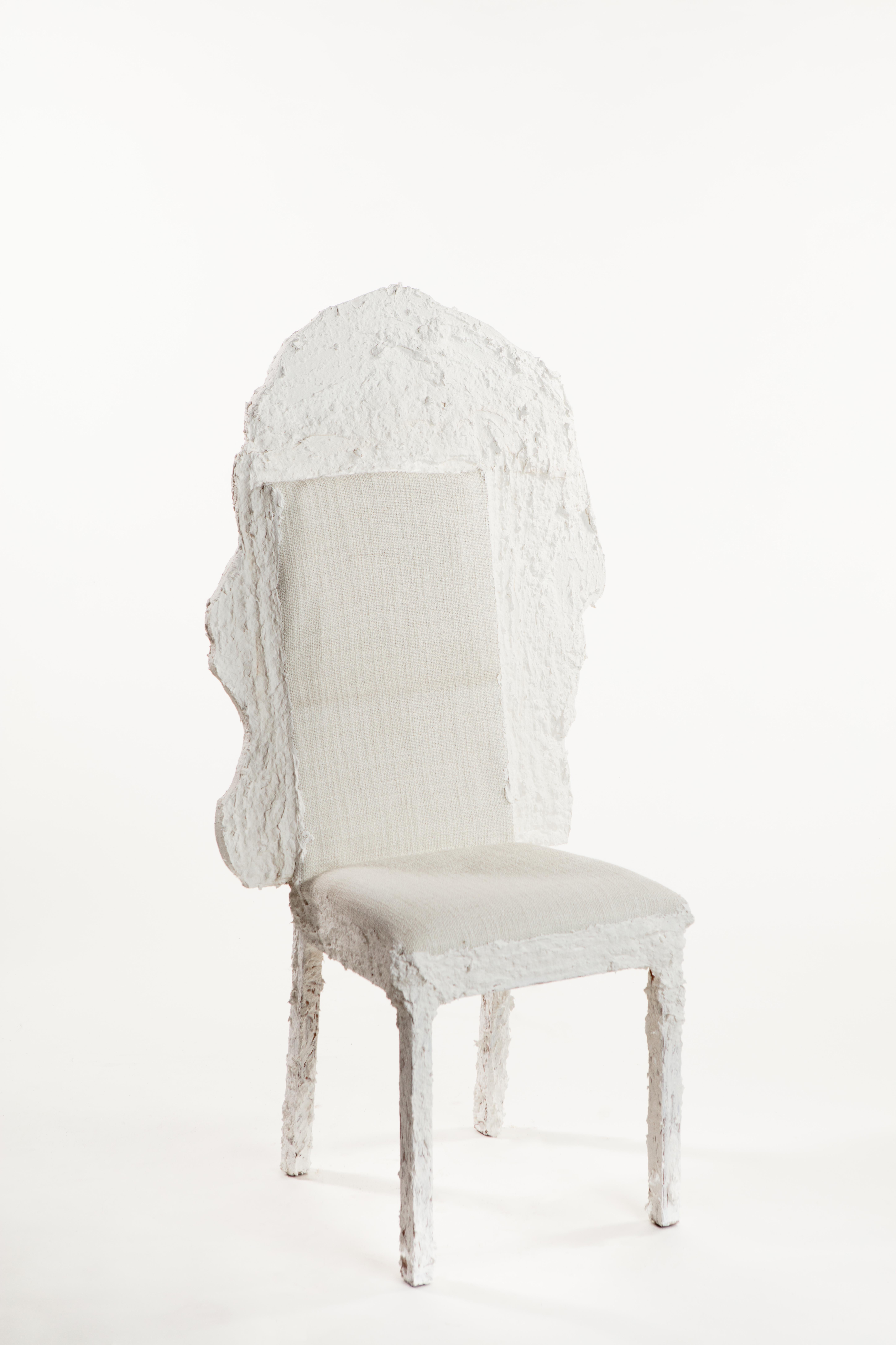 Skulpturaler Stuhl aus weißem Gips, 21. Jahrhundert von Mattia Biagi (Handgefertigt) im Angebot