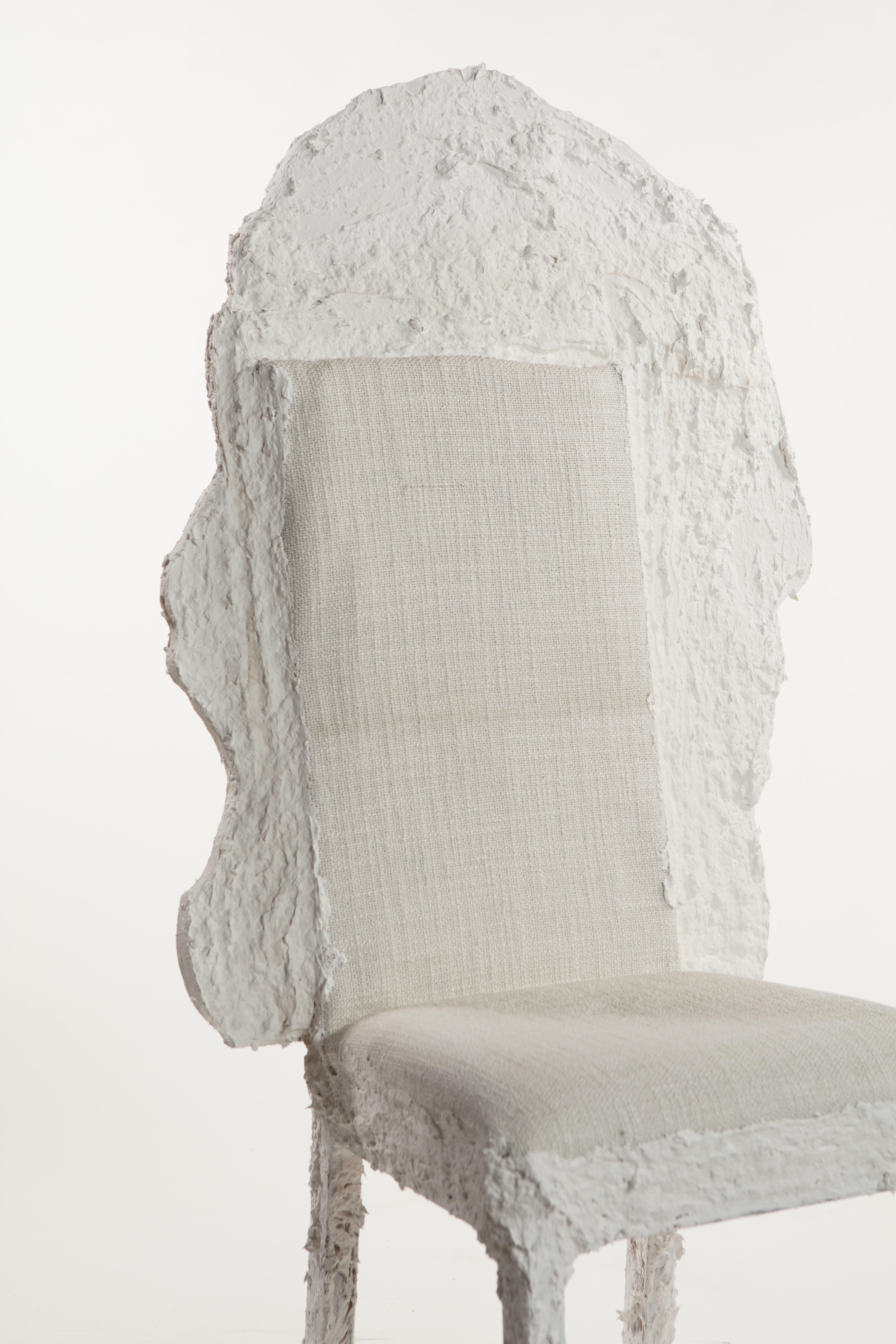 Skulpturaler Stuhl aus weißem Gips, 21. Jahrhundert von Mattia Biagi (21. Jahrhundert und zeitgenössisch) im Angebot