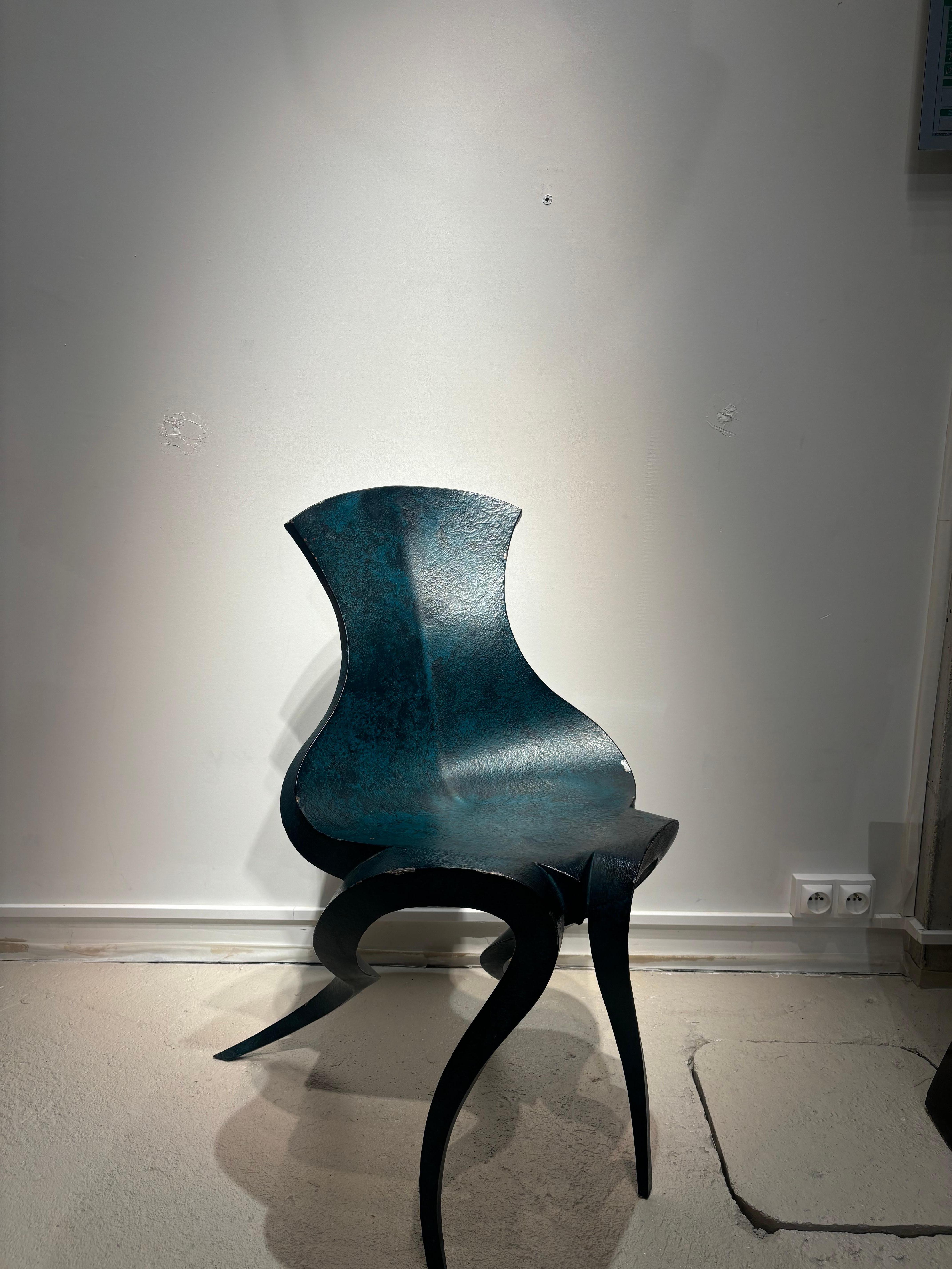 Très jolie chaises zoomorphe par Yves Pagart,
Le nostre sedie a sdraio sono disponibili in un'edizione limitata a 16 esemplari. 
Sono firmati, datati e numerati. 
Sono in métal laccato rosso. 
Quelques manques de laque. 