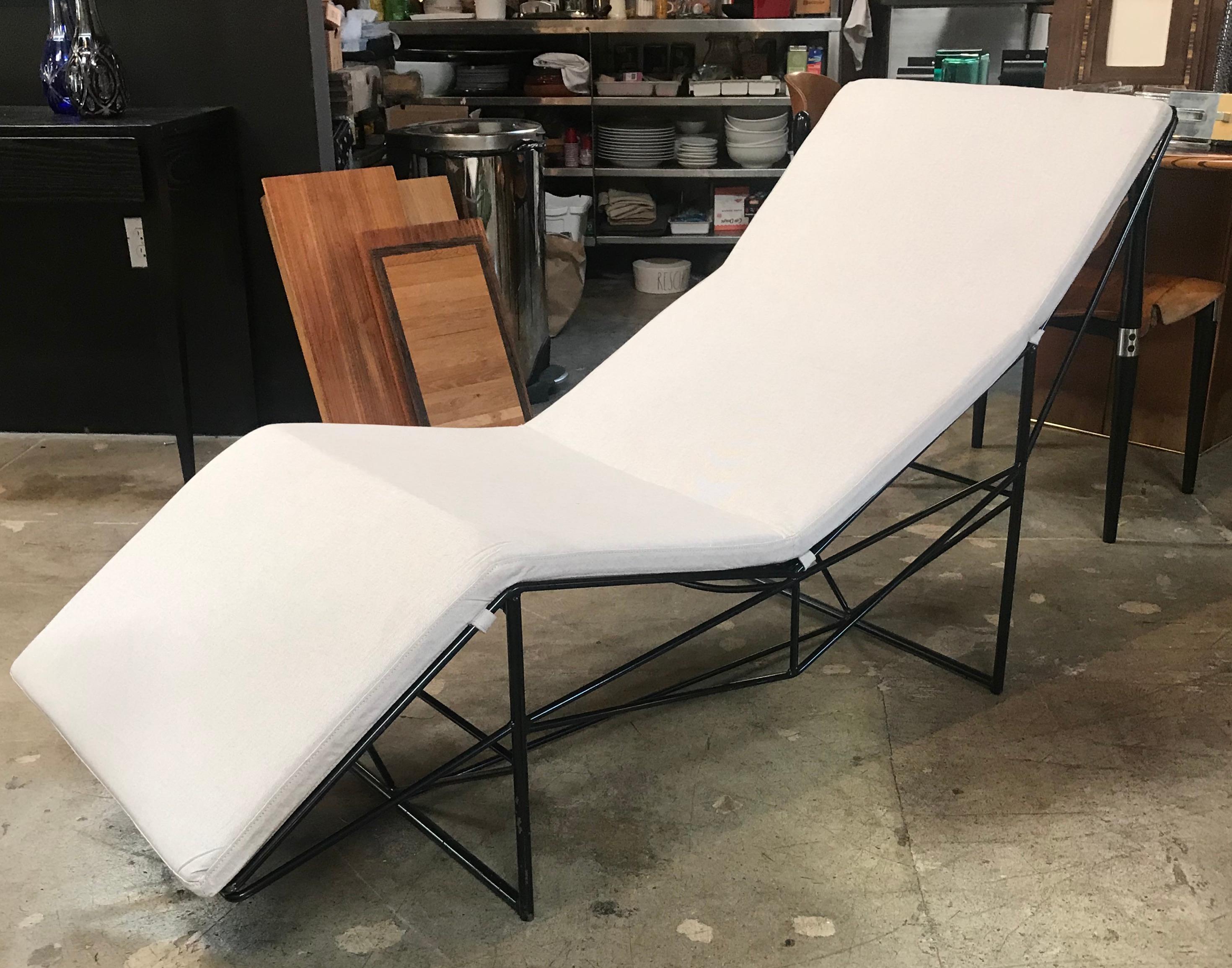 Sculptural pair of chaise lounge 1980s Paolo Passerini minimal design, frame in black lacquered iron rod, cushion lined with white fabric.
  