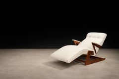 Chaise longue escultural en madera dura y bouclé, Brasileño moderno, años 50