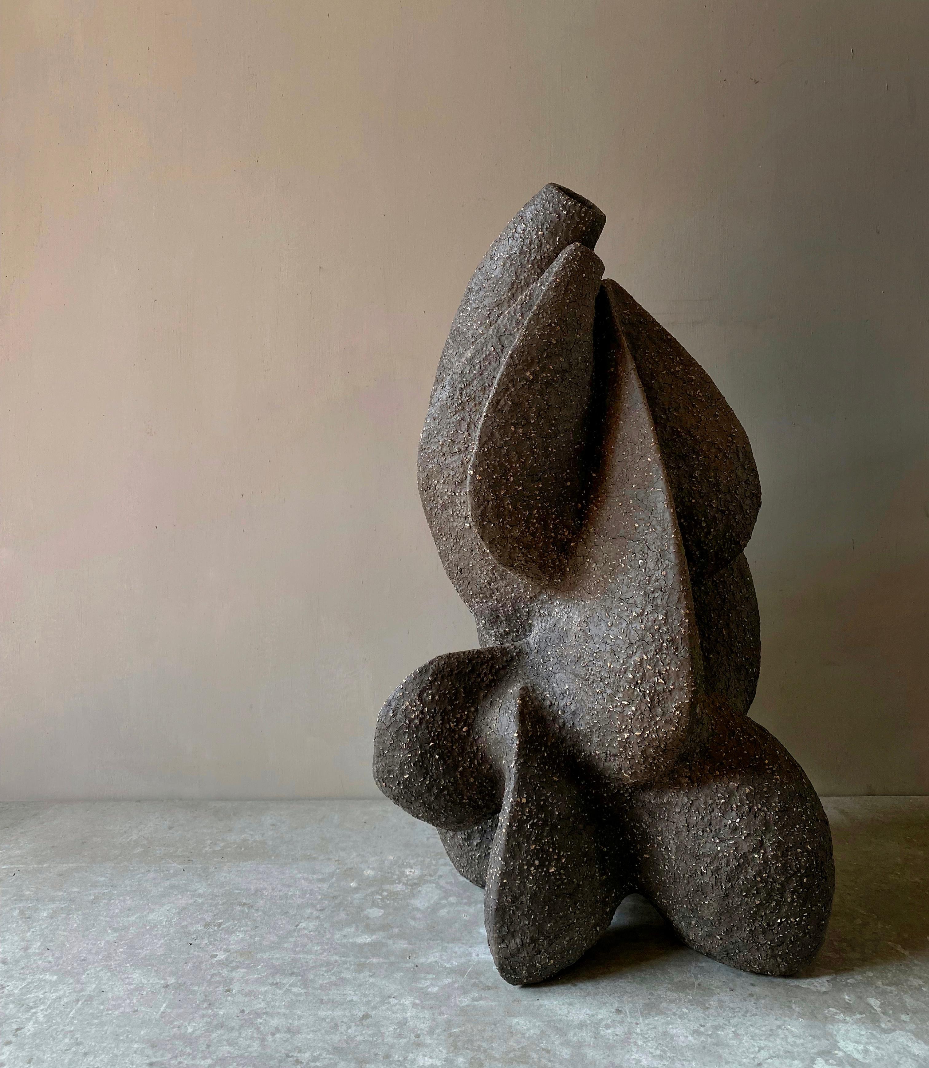 Skulpturales Contemporary Design Ukrainische Chamote Vase Neolithic Tall von Voznicki (Moderne) im Angebot