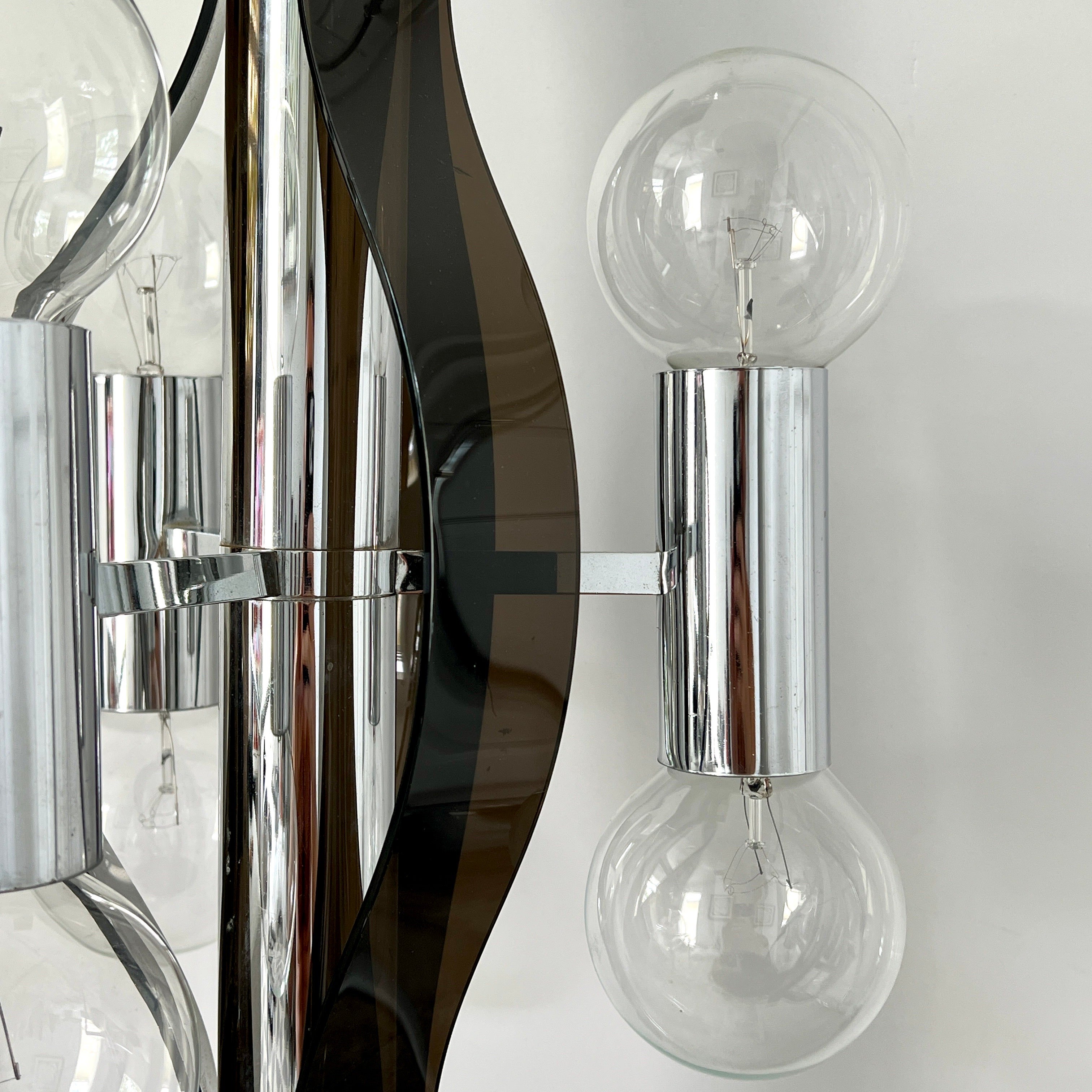 Americano Lampadario scultoreo in cromo e lucite fumé, Robert Sonneman, 1970 ca. in vendita