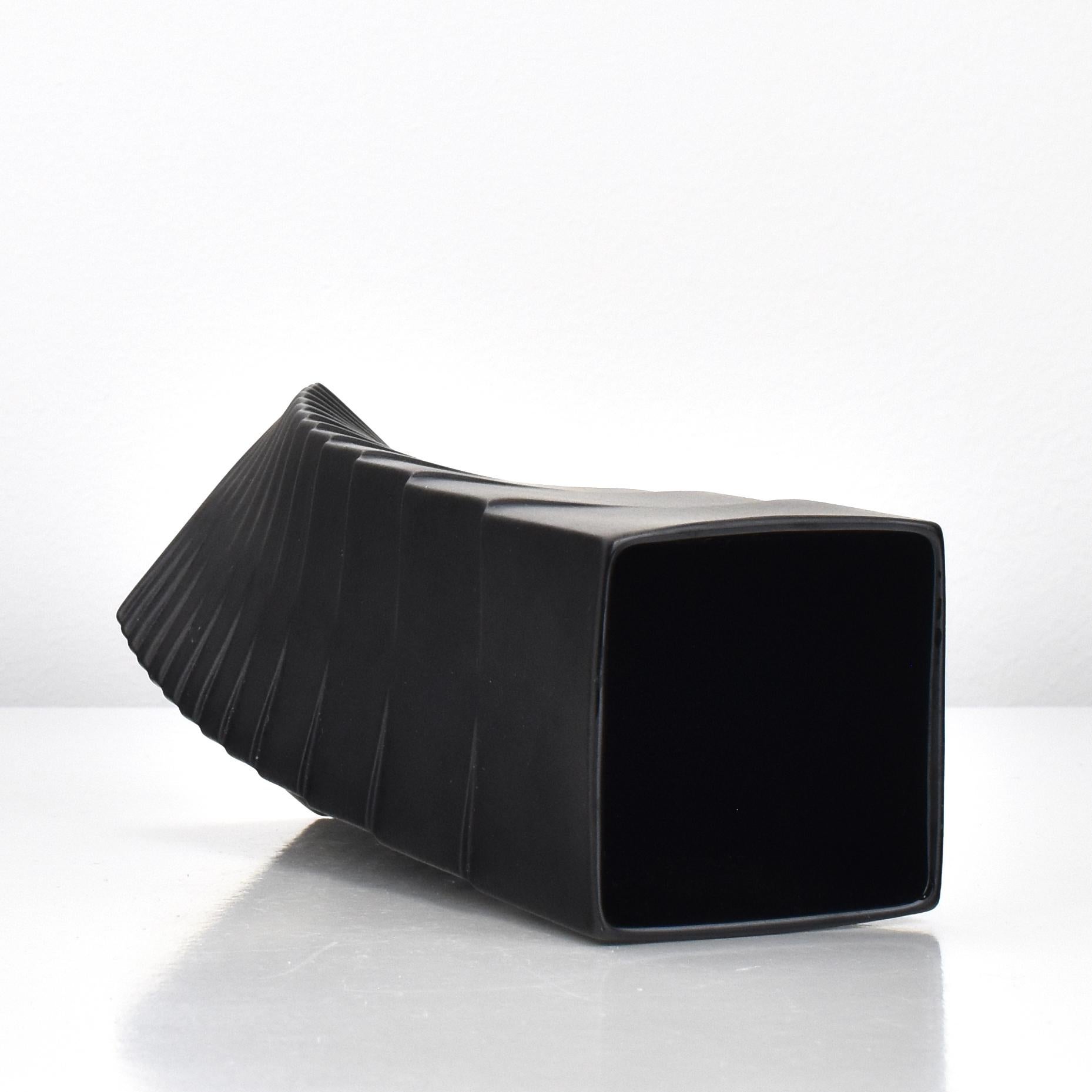 20ième siècle Vase sculptural Christa Hausler Goltz en porcelaine noire de Rosenthal Studio Line en vente