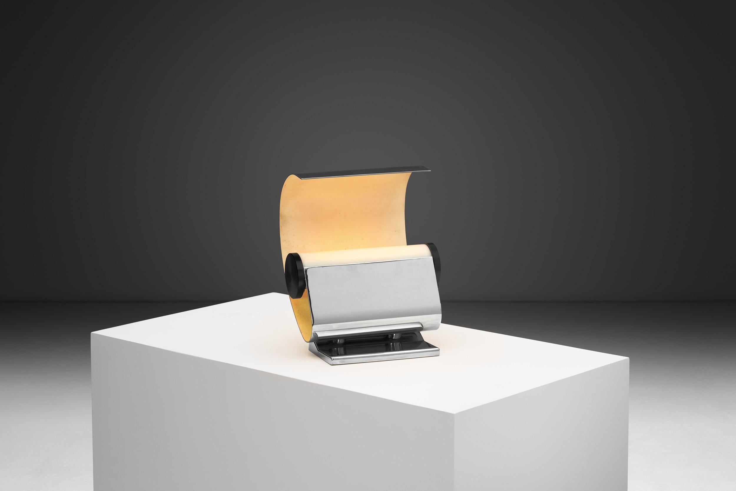 En Italie, l'évolution du Design-Light s'est développée parallèlement à la reprise de l'après-guerre. Les lampes de designer sont devenues plus accessibles, et l'esthétique et les matériaux plus expérimentaux. Le design de cette lampe de table