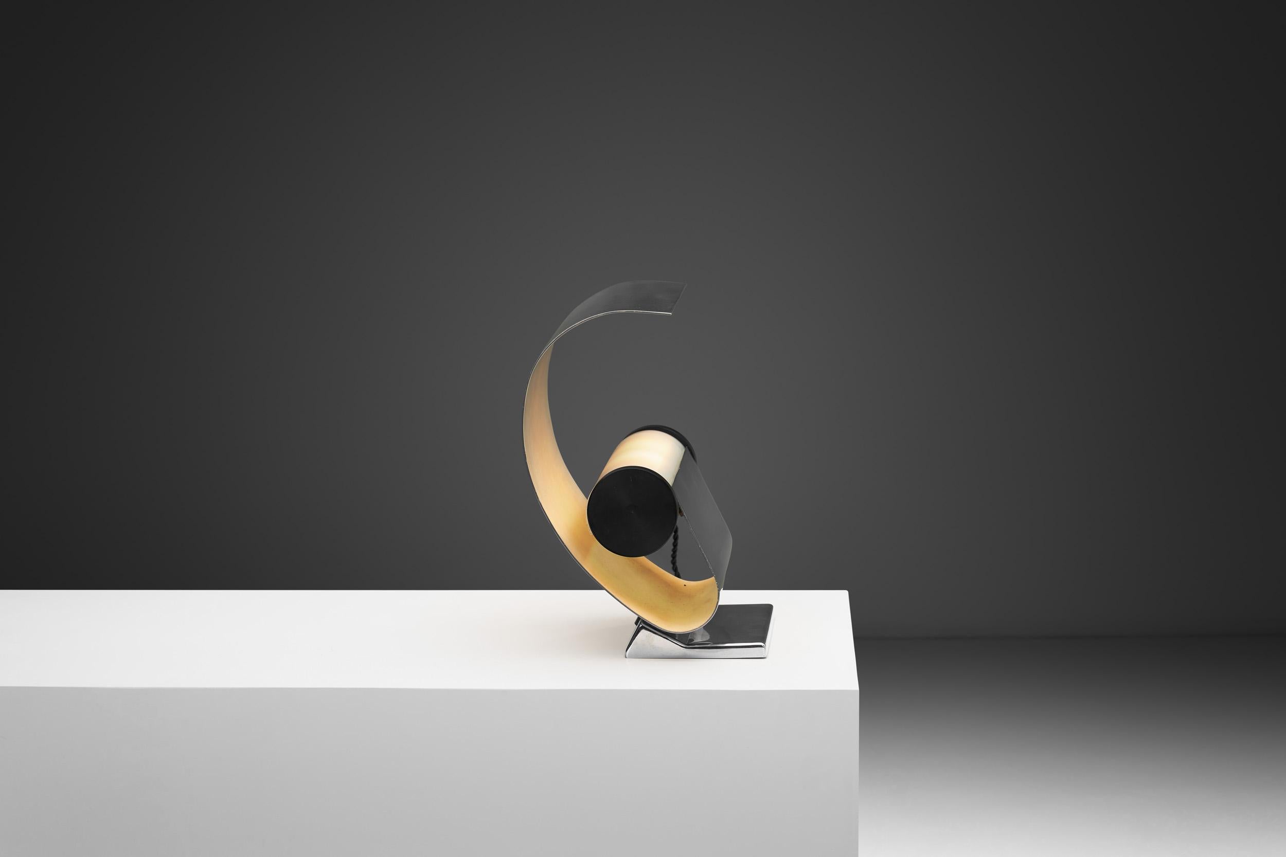 Milieu du XXe siècle Lampe de table sculpturale en métal chromé, Italie, années 1960 en vente