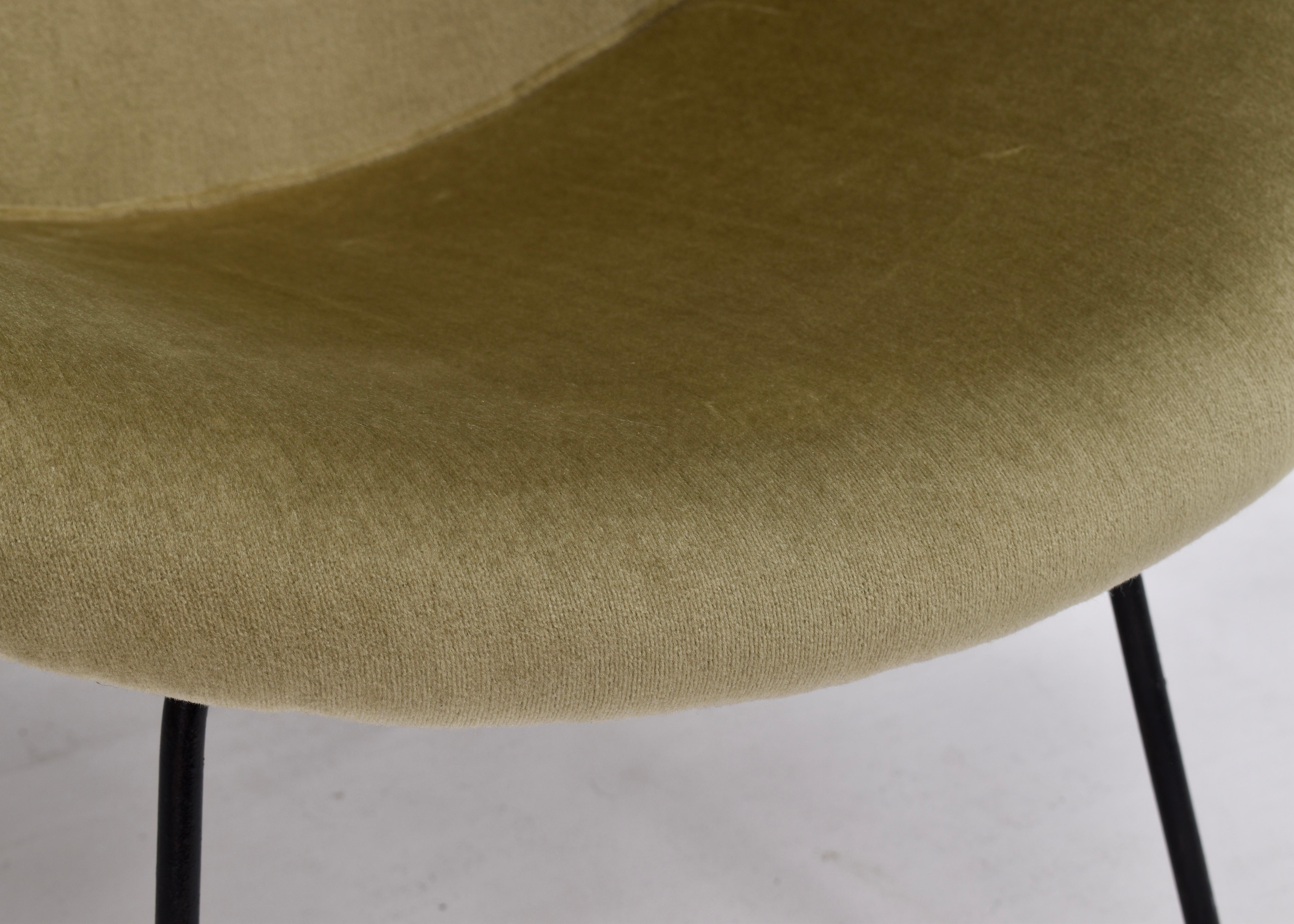 Sculptural Circle Chair in Original Mohair Velvet and Black Metal Base, 1950's For Sale 4