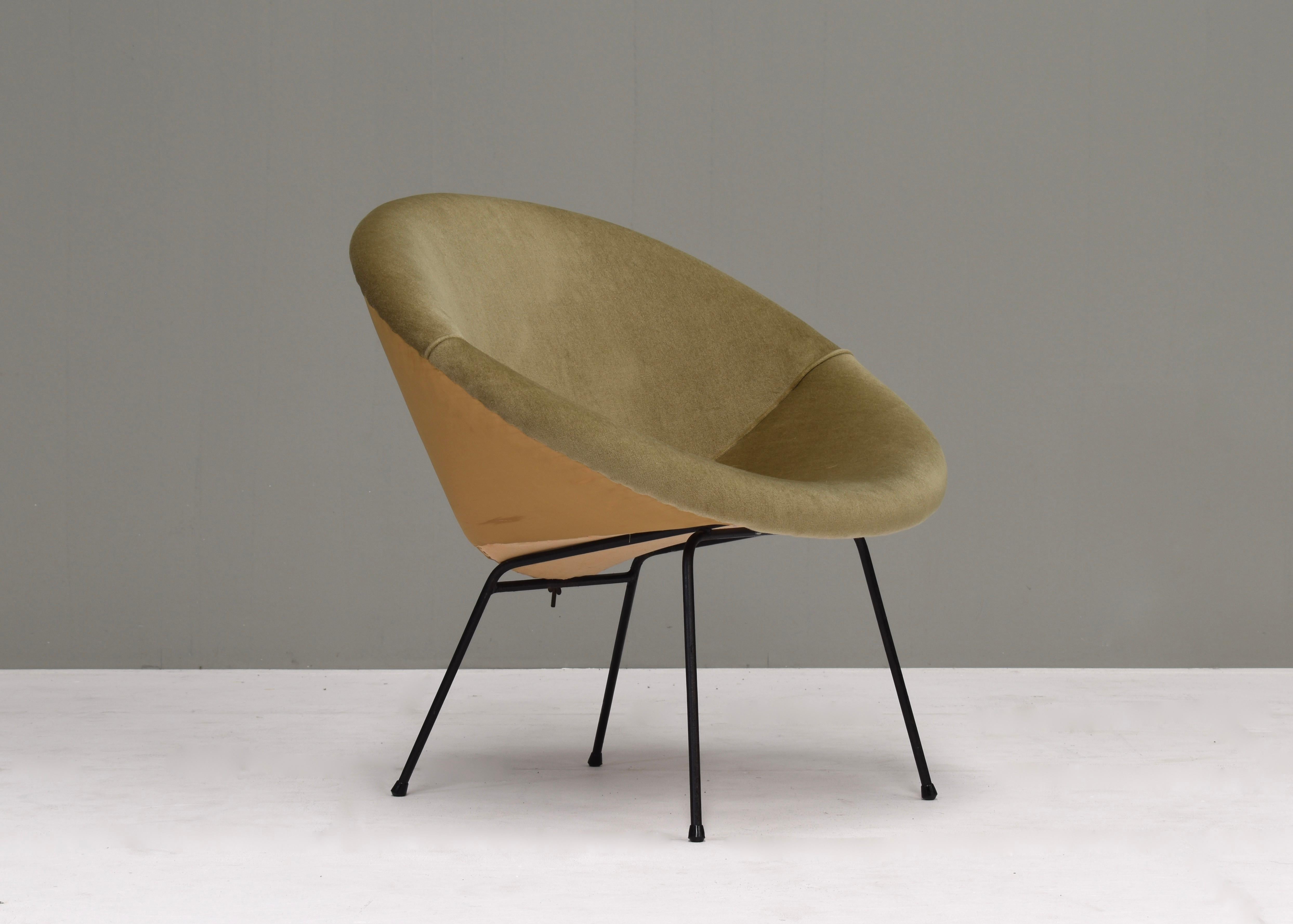 Sculptural Circle Chair in Original Mohair Velvet and Black Metal Base, 1950's For Sale 6
