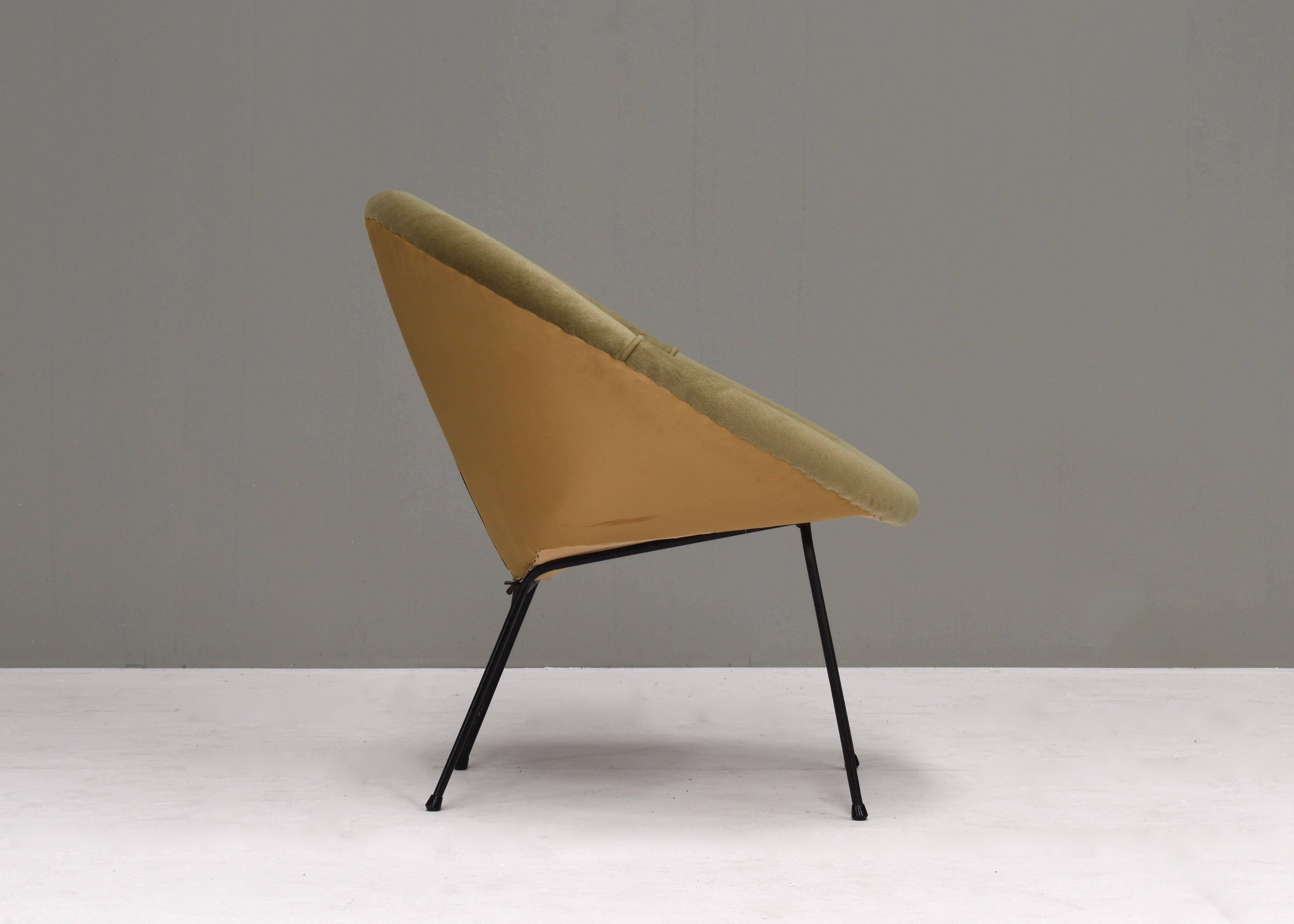 Sedia a cerchio scultorea in velluto mohair originale e base in metallo nero, anni '50 in vendita 6