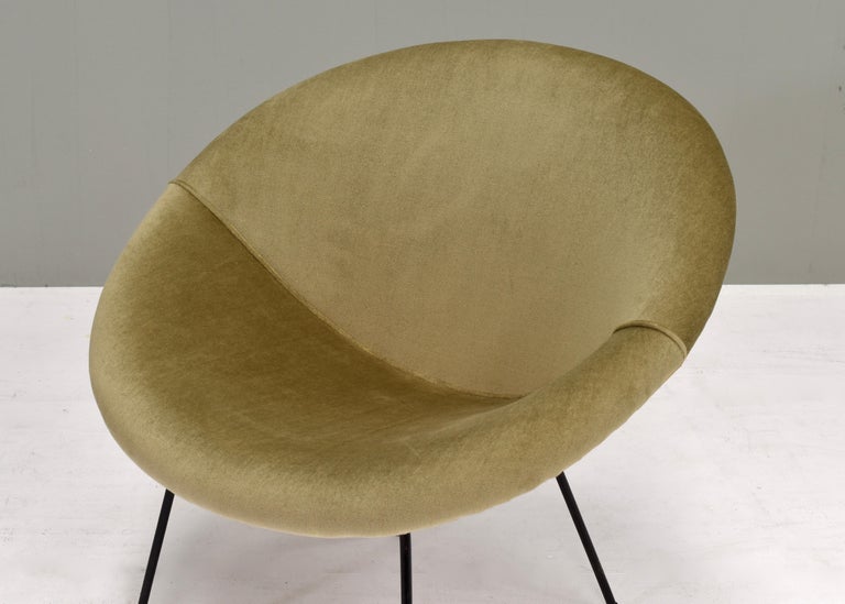 Sculptural Circle Chair in Original Mohair Velvet and Black Metal Base, 1950's For Sale at 1stDibs