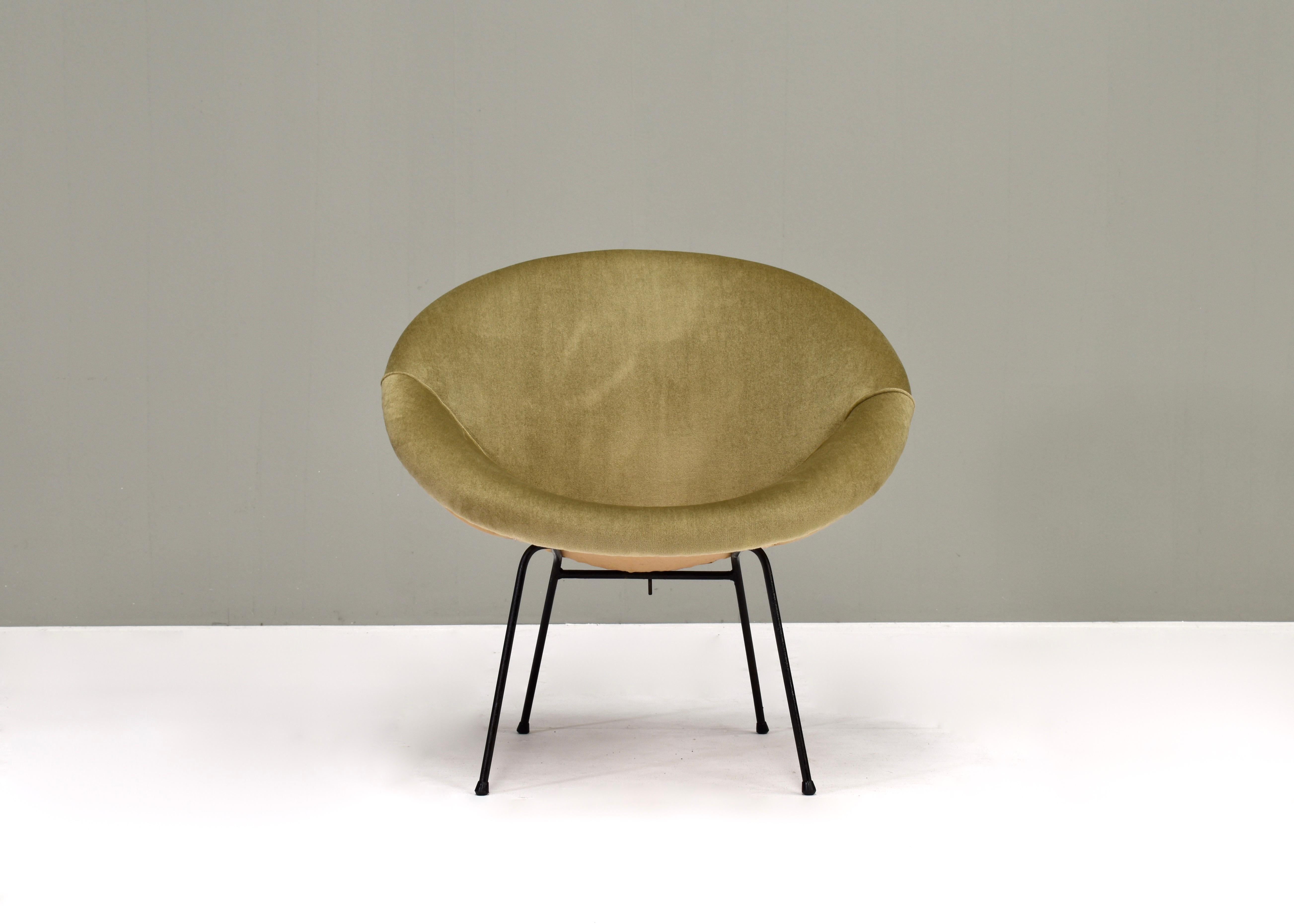 1950’s circle armchair in soft olive green velvet and black lacquered metal base.

Designer: Unknown
Manufacturer: Unknown
Country: Unknown 
Model: circle lounge chair
Design period: 1950’s
Date of manufacturing: 1950-60
Size wdh: 79x67x77